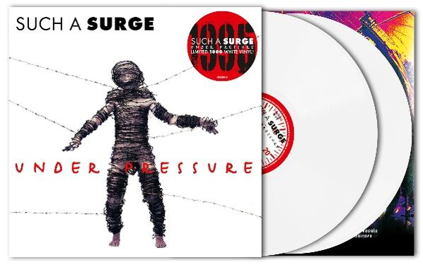 Albumcover: gewickelte Figur, Stacheldraht und weiße Vinylplatten. Text: Such a Surge Under Pressure.