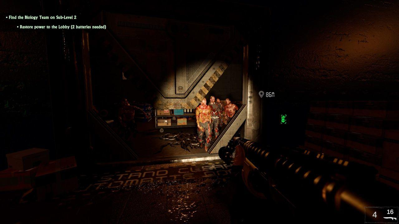 Eine dunkle, industrielle Szene mit Zombies. Eine Waffe befindet sich im Vordergrund. Anweisungen sind oben links sichtbar.
