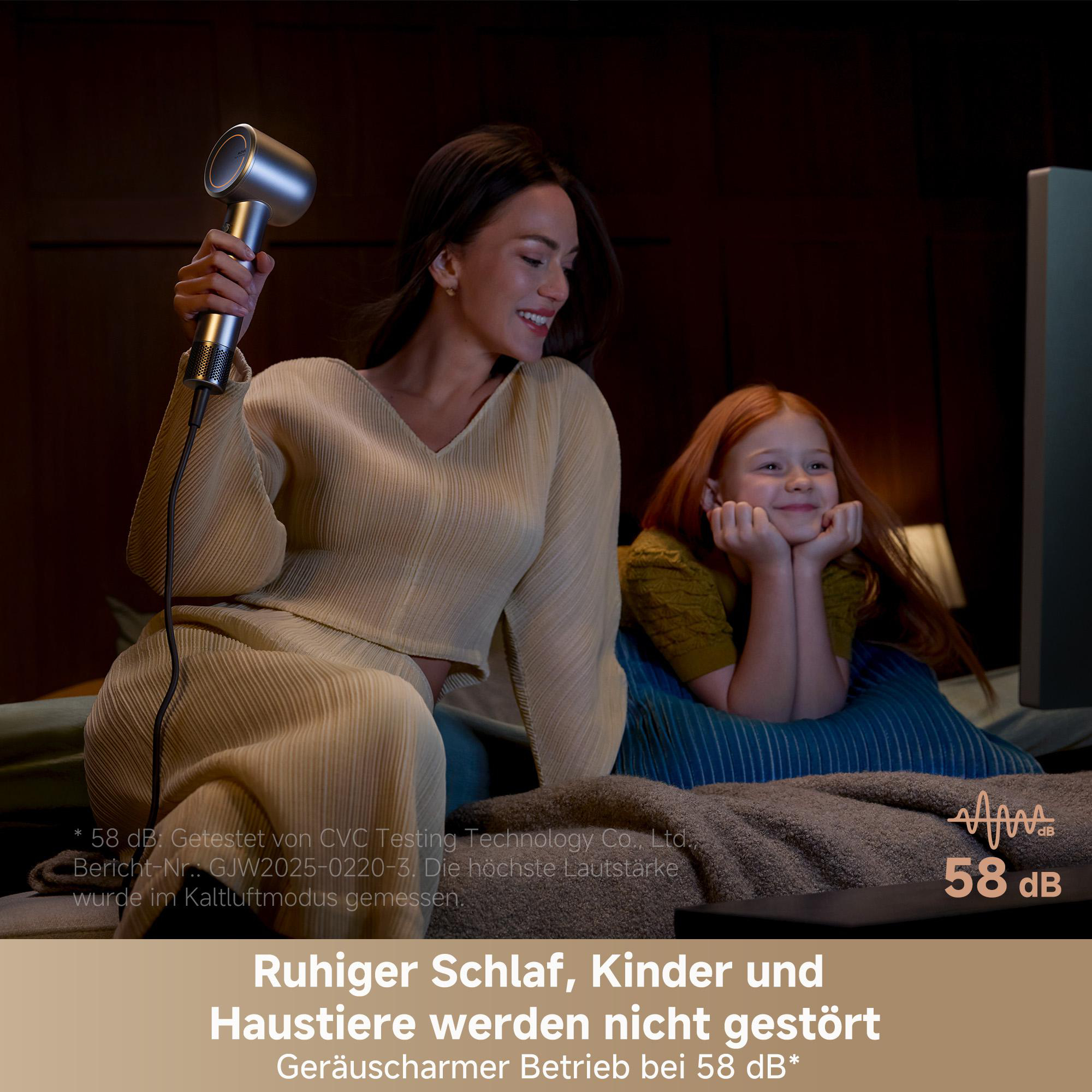 Eine Frau benutzt einen silbernen Fön, während ihre Tochter fernsieht. Der Text lautet: ruhiger Schlaf, Kinder und Haustiere werden nicht gestört.