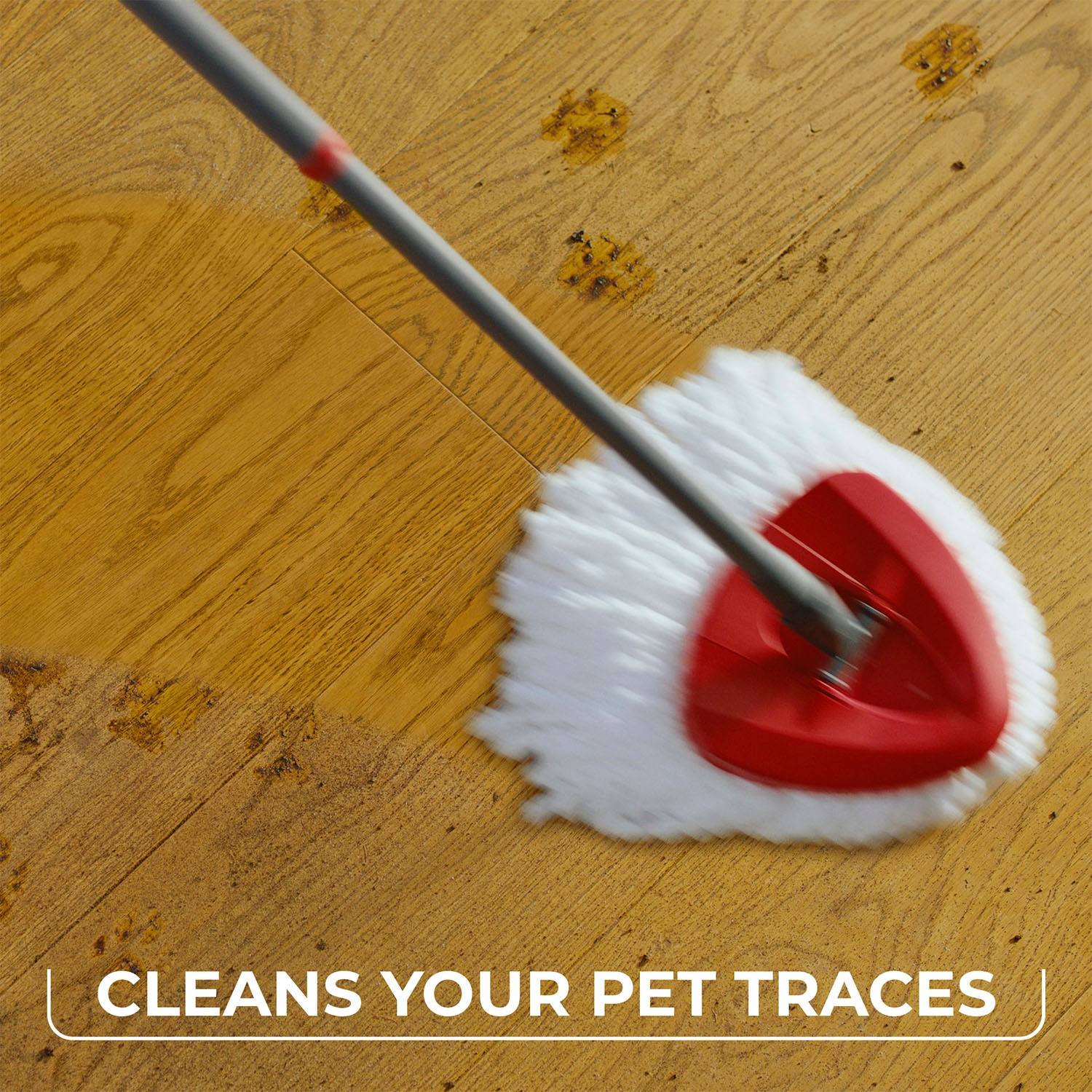 Un mocio pulisce un pavimento in legno con macchie di animali domestici. Il mocio ha una testa rossa e fibre bianche. Testo: Pulisci le tracce dei tuoi animali domestici.