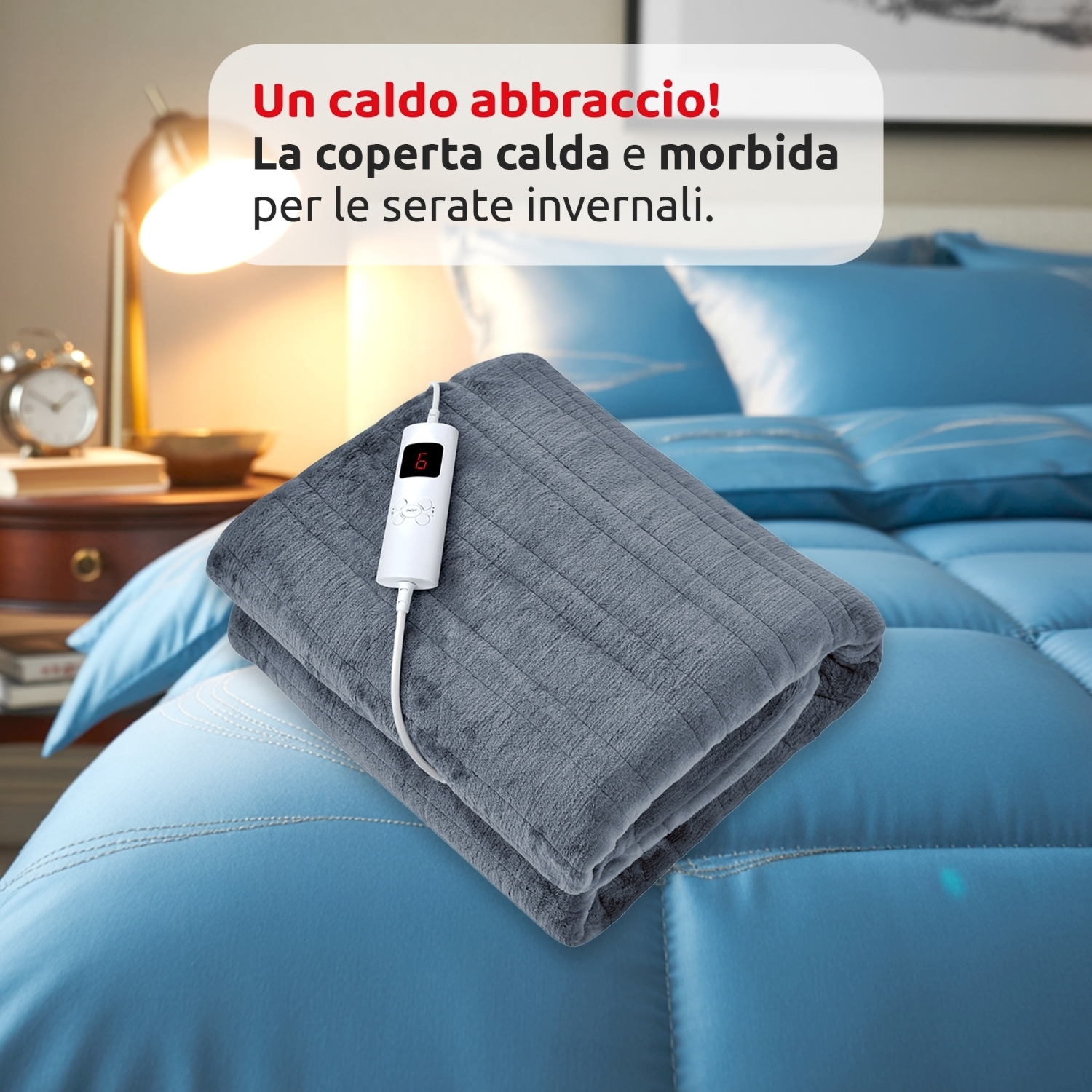 Una coperta elettrica grigia su un letto blu. Ha un controller che mostra il numero 6. Il testo dice coperta calda e morbida.
