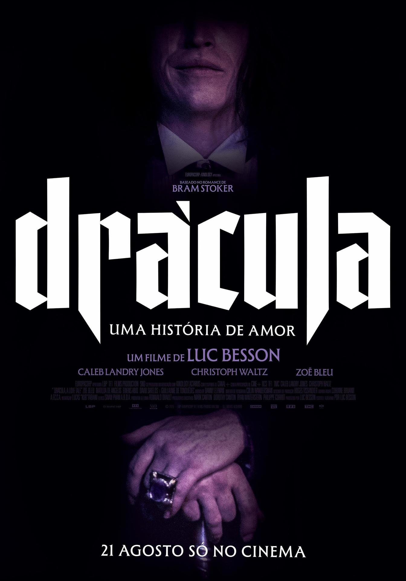 Filmposter für Dracula. Enthält den Titel, Gesichter und Text in Weiß vor dunklem, violettem Hintergrund. Eine Hand mit Ring ist sichtbar.