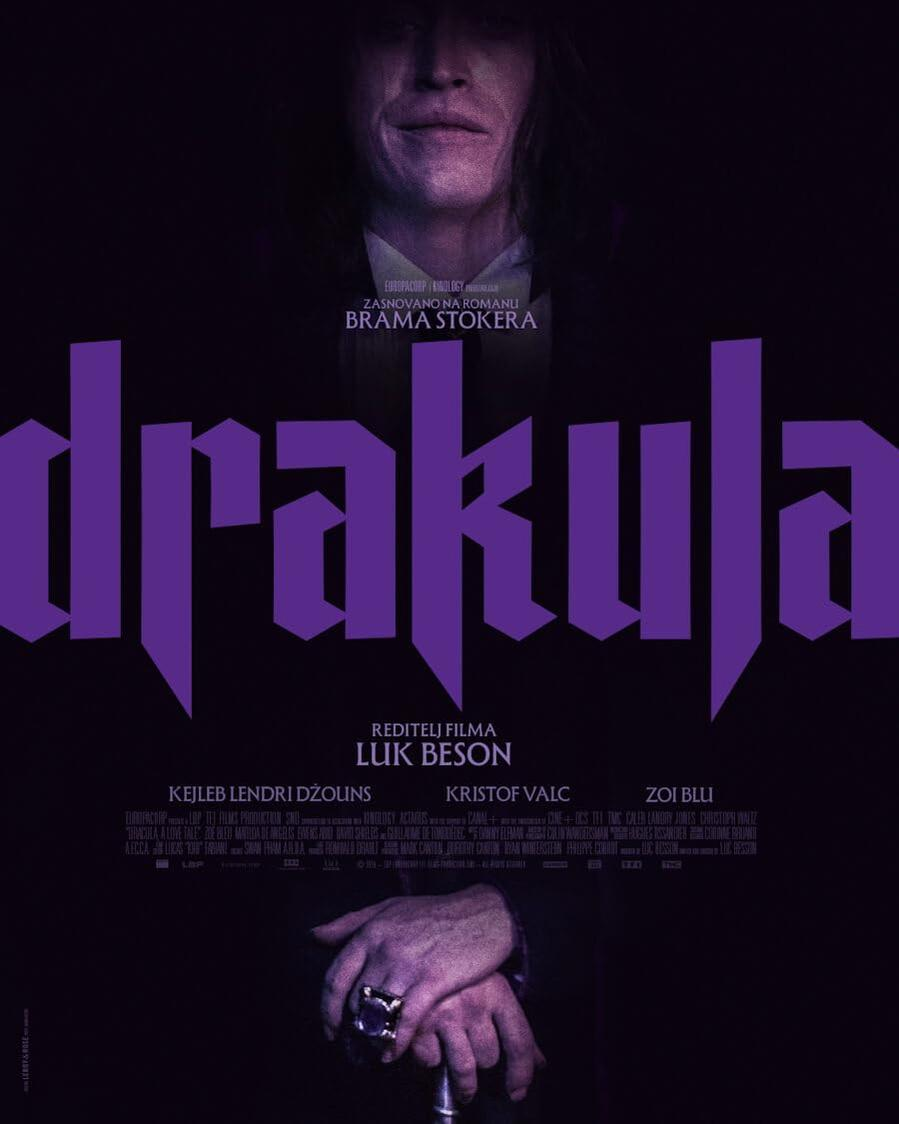 Filmposter für Drakula. Oben ist das Gesicht eines Mannes zu sehen. Der Titel steht in großen lila Buchstaben. Hände mit einem Ring sind unten.