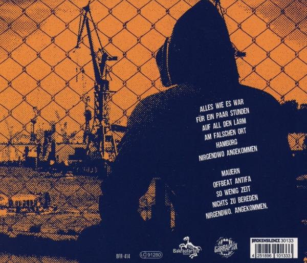 Poster mit Person im Kapuzenpullover, Text und Industriehintergrund. Der Hintergrund ist orange mit Silhouetten von Kränen.