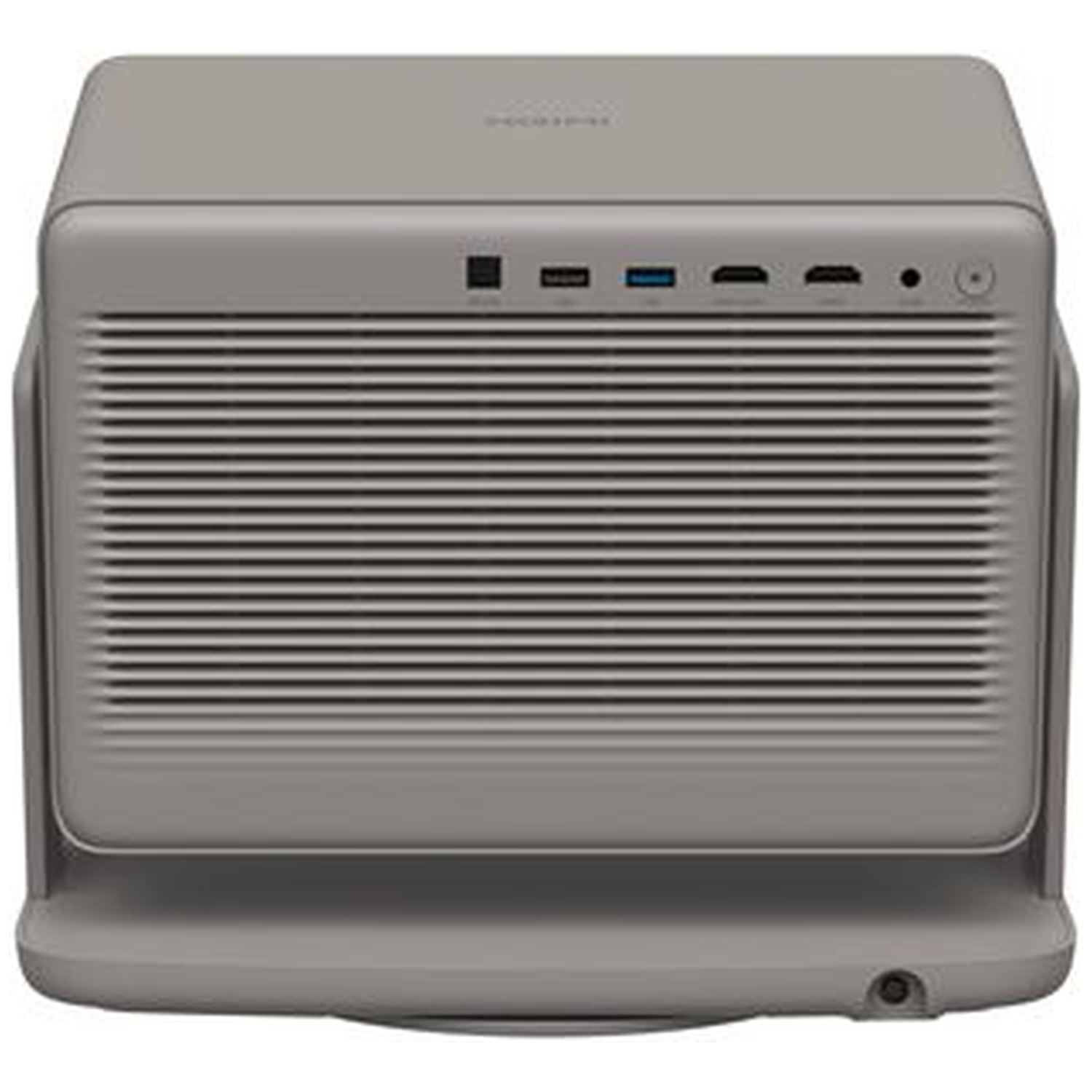 Een grijze projector met een geribbelde voorkant, diverse ingangspoorten en een ronde aan/uit-knop. De basis is ook grijs, met een klein gaatje.