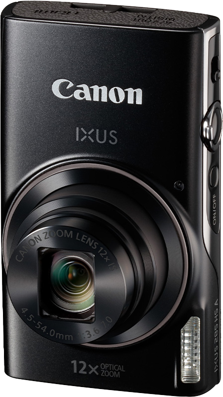 Fekete Canon IXUS digitális kamera. Zoom objektívvel, be/ki gombbal és vakuval rendelkezik. A Canon logó látható.