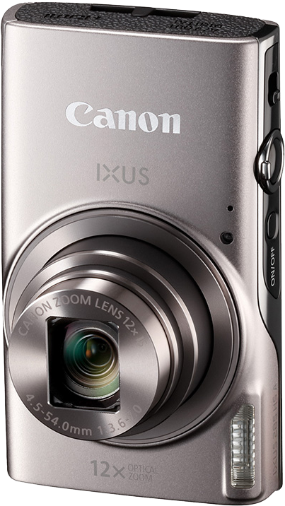 Egy ezüst Canon IXUS fényképezőgép. Van rajta zoom objektív, be/ki gomb és vaku. Az objektíven 12x-es optikai zoom van.