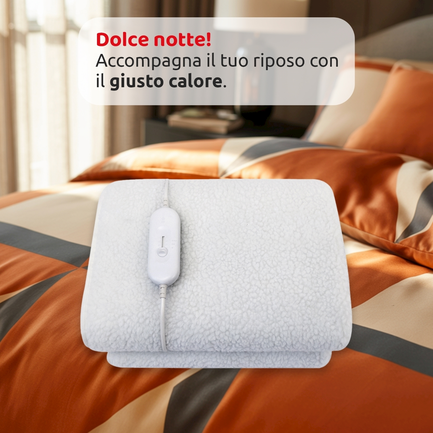 Una coperta elettrica bianca su un letto con biancheria da letto a motivi arancioni e marroni. Il testo recita 'Dolce notte!' e 'Accompagna il tuo riposo'.