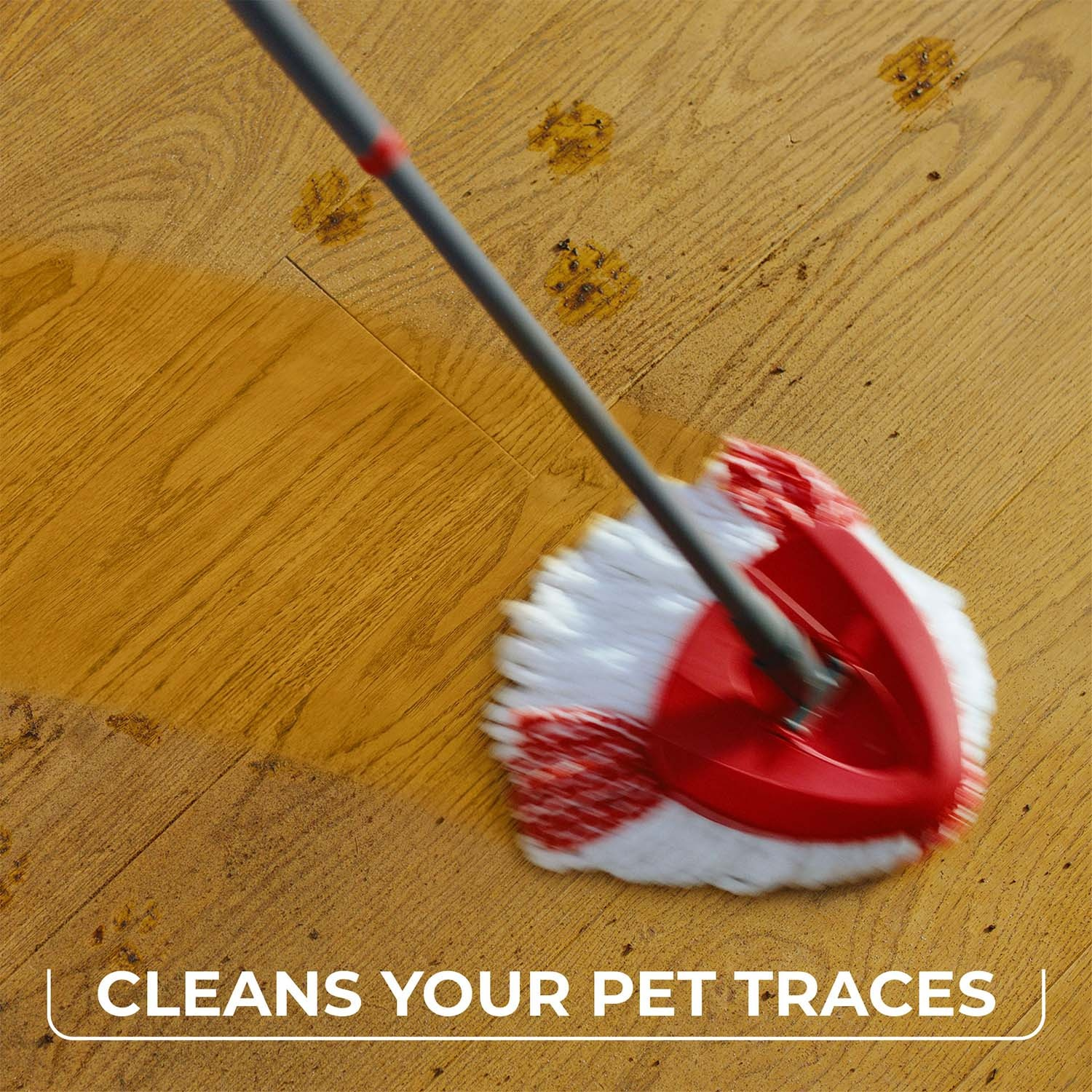 Un mocio rosso e bianco pulisce le tracce di animali domestici su un pavimento in legno. Il mocio è in azione, rimuovendo le macchie.