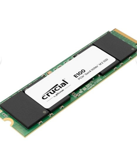 Bir Crucial E100 PCIe Gen4 NVMe M.2 SSD gösteriliyor. Siyah metinli beyaz bir etiketi var. Kart yeşil ve siyah bileşenlere sahip.