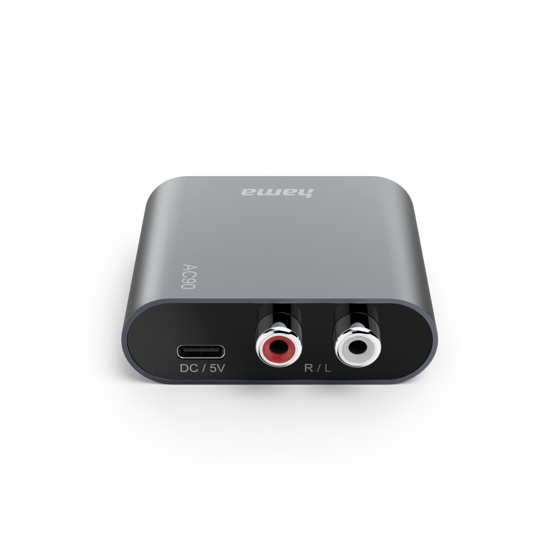 Egy szürke Hama AC90 audi adapter. Piros és fehér RCA portokkal, USB-C porttal és DC/5V bemenettel rendelkezik. A Hama logó látható.