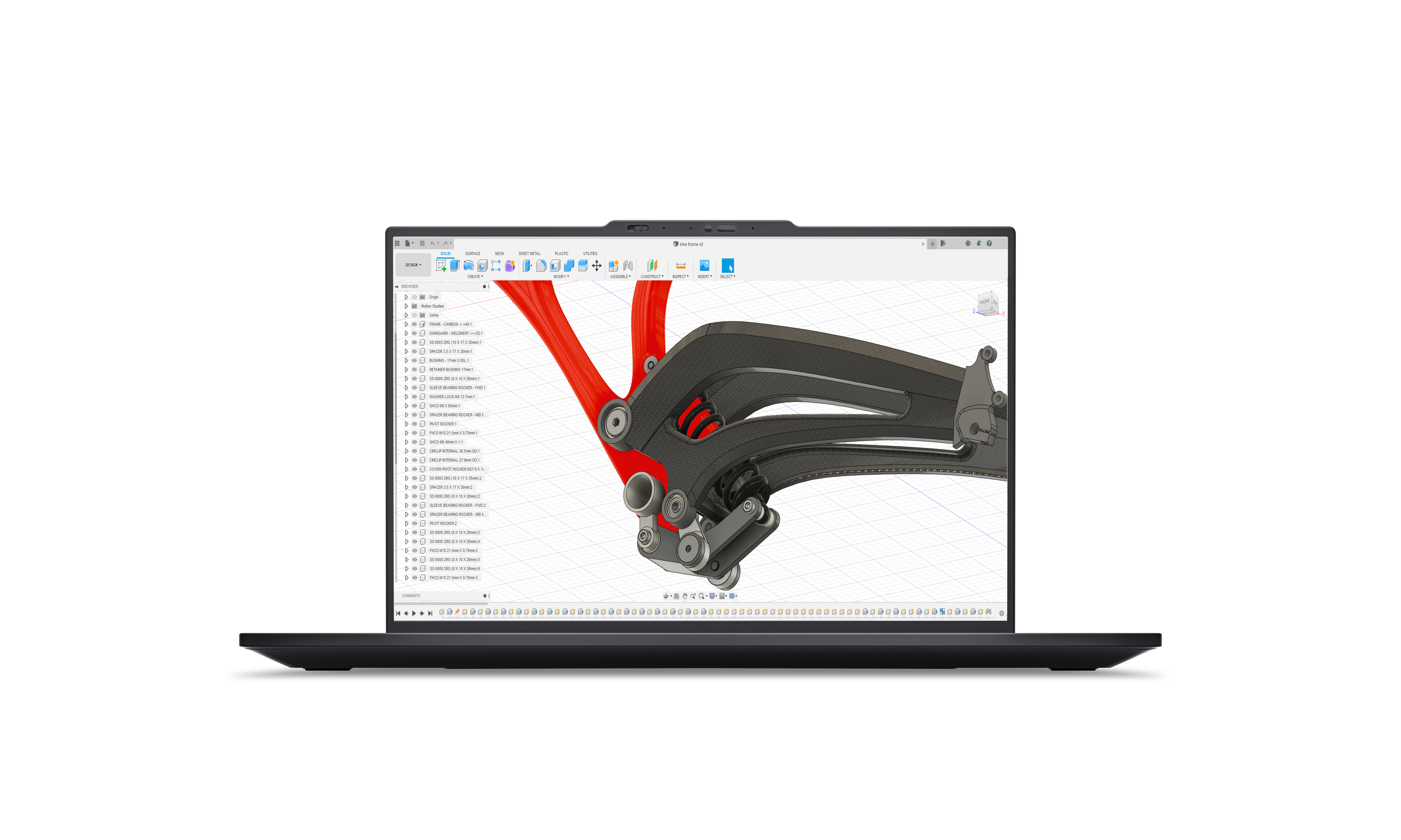 Ein Laptop-Bildschirm zeigt ein 3D-Modell eines Fahrradrahmens. Rote und schwarze Komponenten sind in der Designsoftware sichtbar.