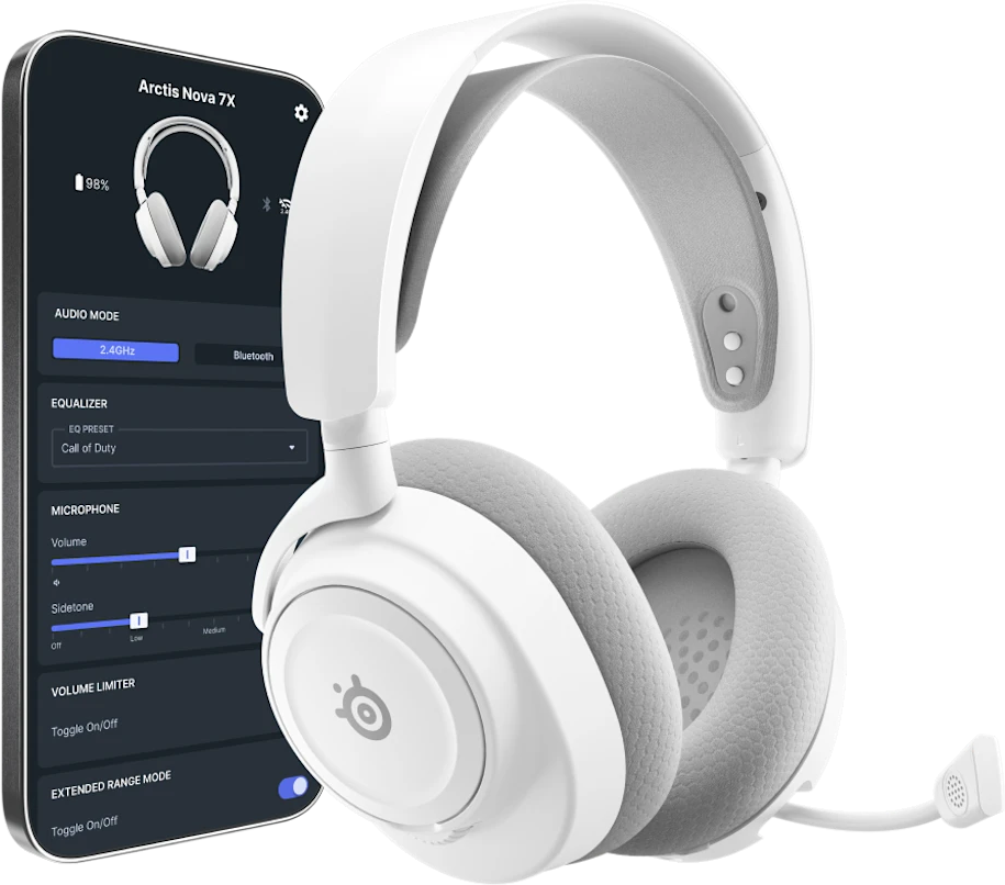 Fehér Arctis Nova 7X gamer headset, amely egy beállításokat mutató telefont jelenít meg. A headset fehér, szürke fülekkel és mikrofonnal.