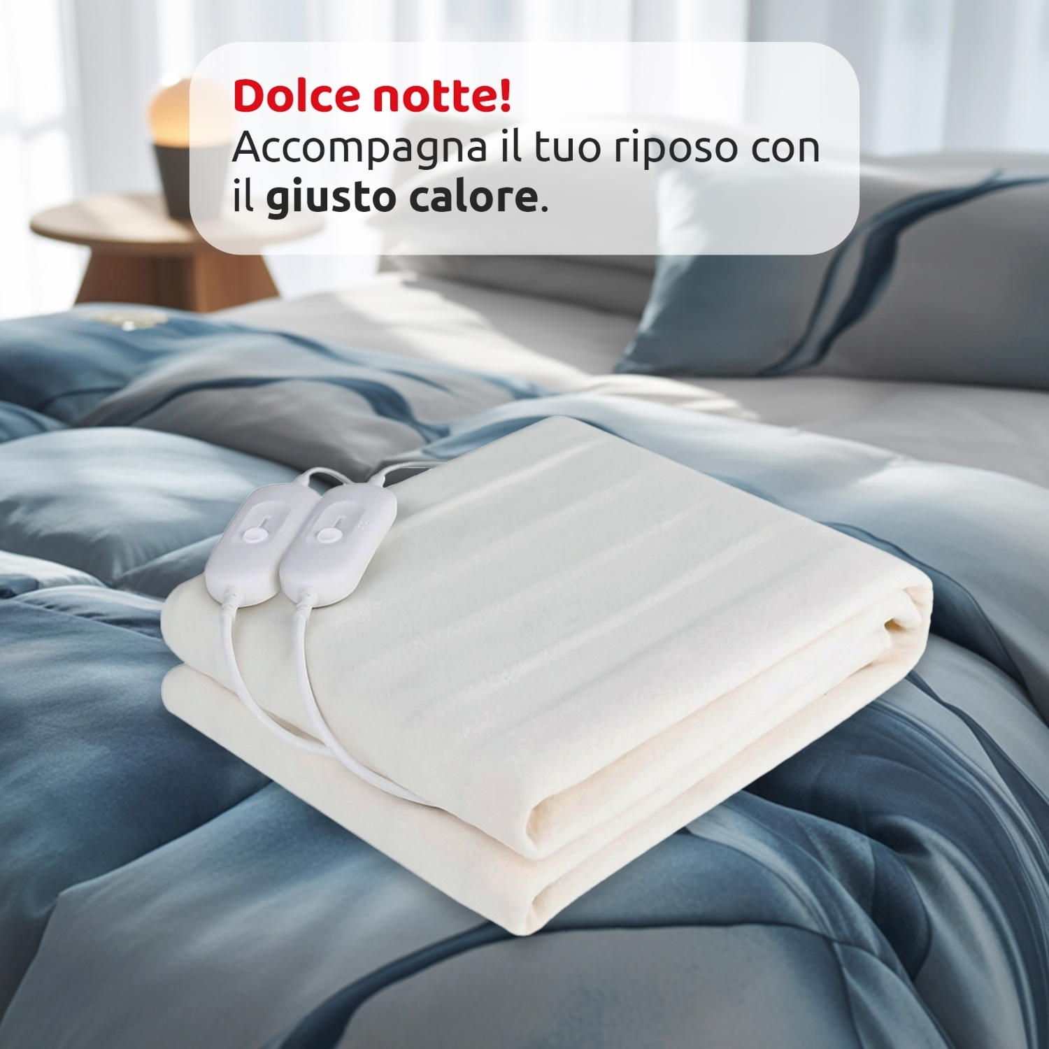 Una coperta elettrica bianca piegata con due controller è appoggiata su un letto con lenzuola blu. Testo: Sogni d'oro! Goditi il tuo riposo.