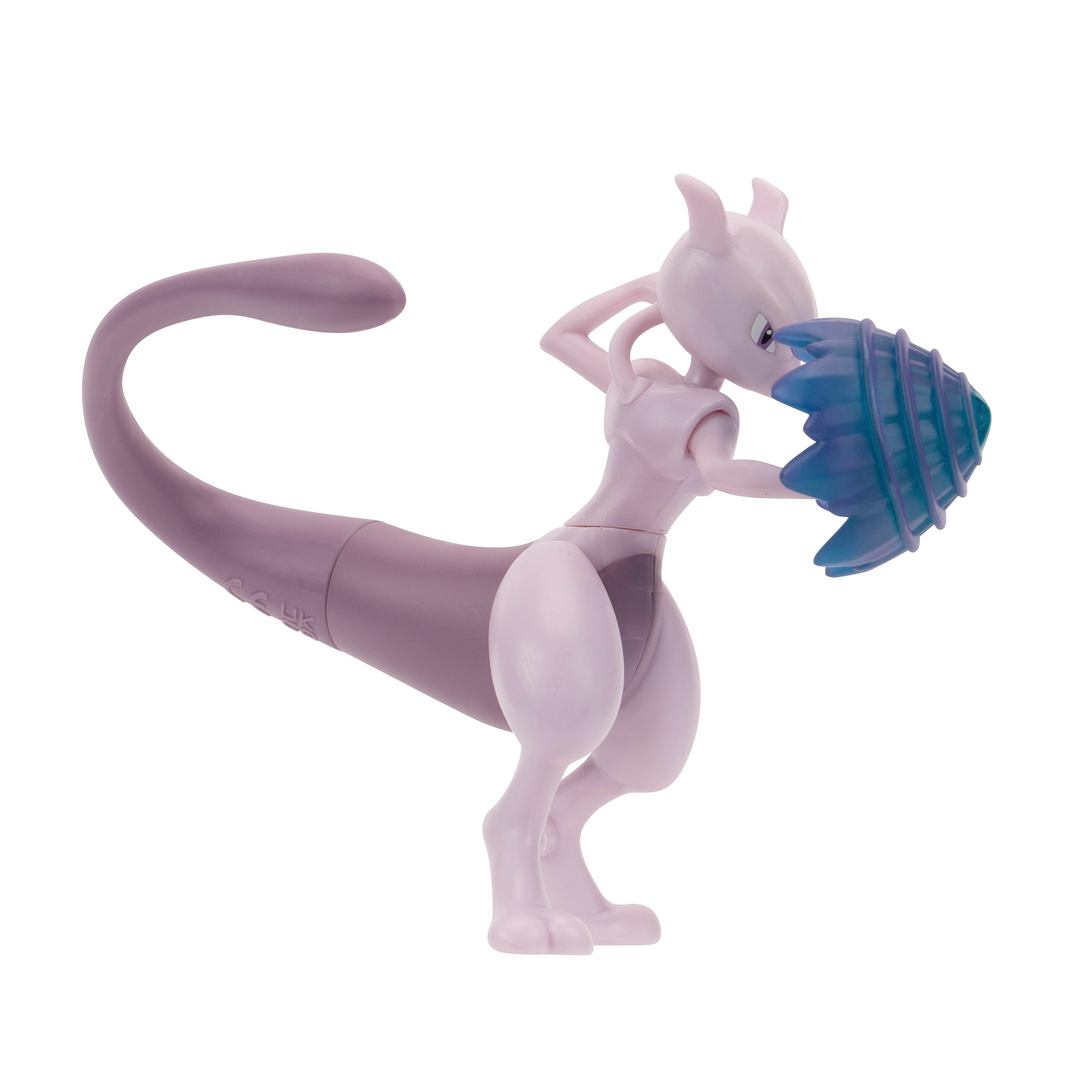 Eine lila Mewtwo-Figur hält ein blaues, klauenartiges Objekt. Es steht vor einem weißen Hintergrund.
