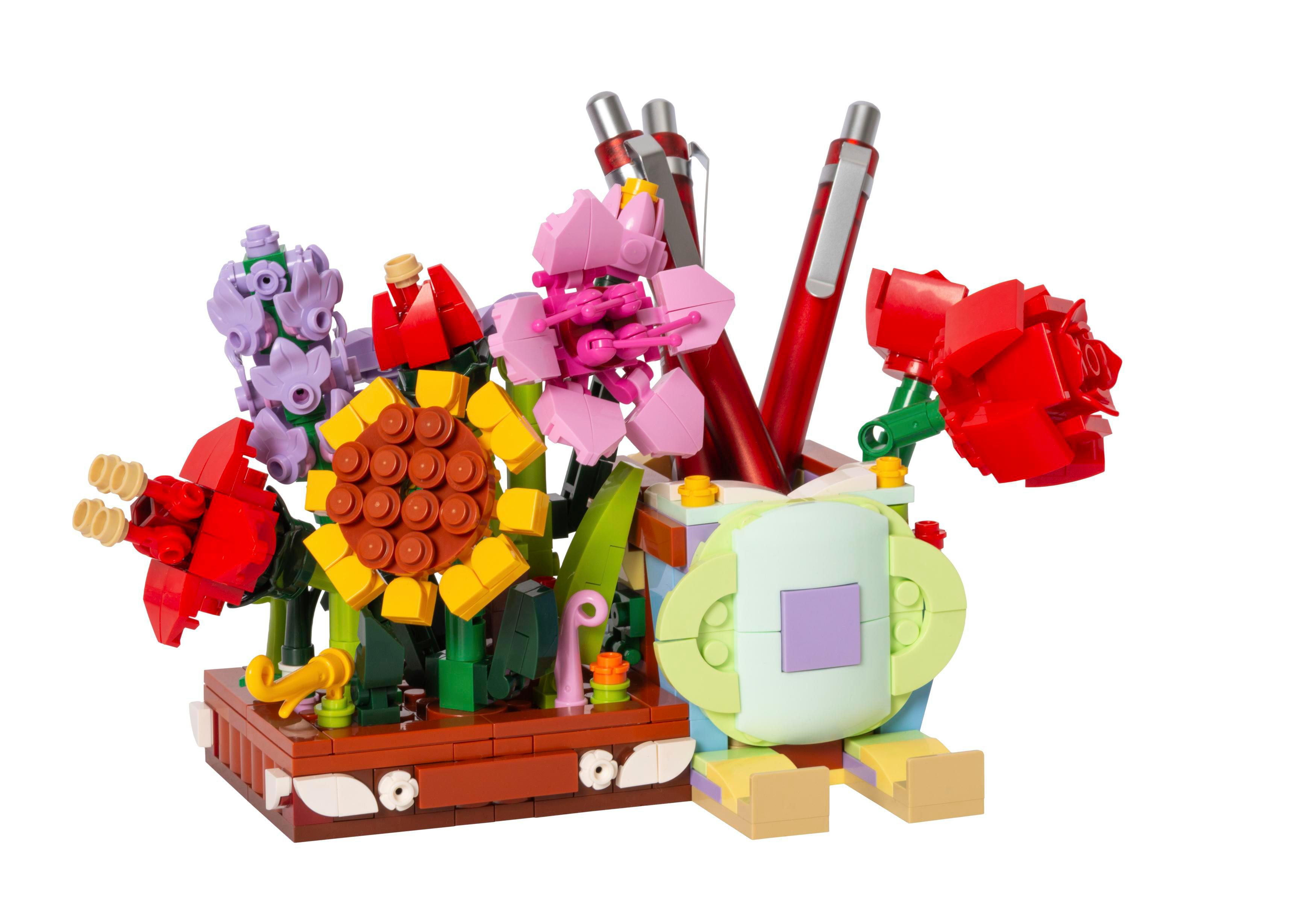 Ein Lego-Blumenarrangement mit roten Stiften. Es umfasst rote, lila, rosa und gelbe Blumen und einen hellgrünen Topf.