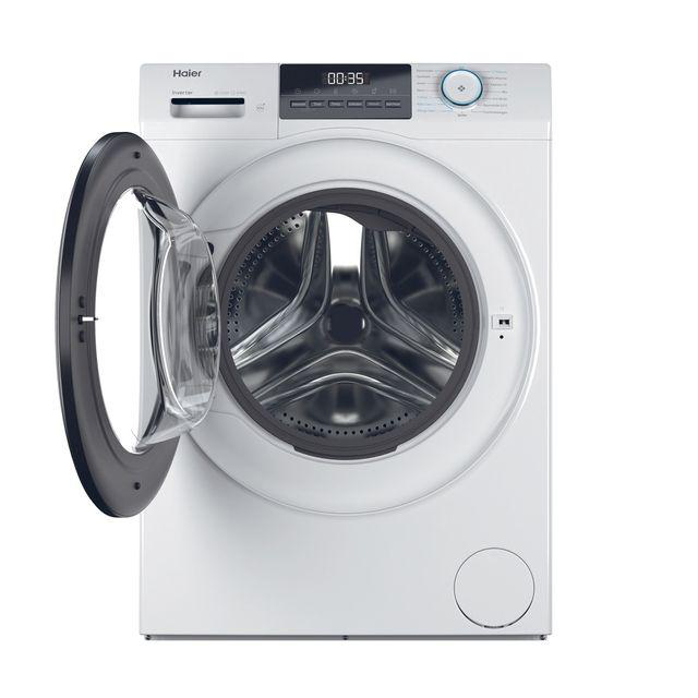 Eine weiße Haier Waschmaschine mit geöffneter Tür. Die Anzeige zeigt 00:35. Schwarzer Rand um die Tür.