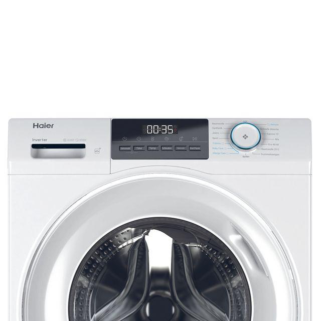 Eine weiße Haier-Waschmaschine. Sie hat eine Digitalanzeige mit der Anzeige 00:35, ein Bedienfeld und eine kreisförmige Tür.