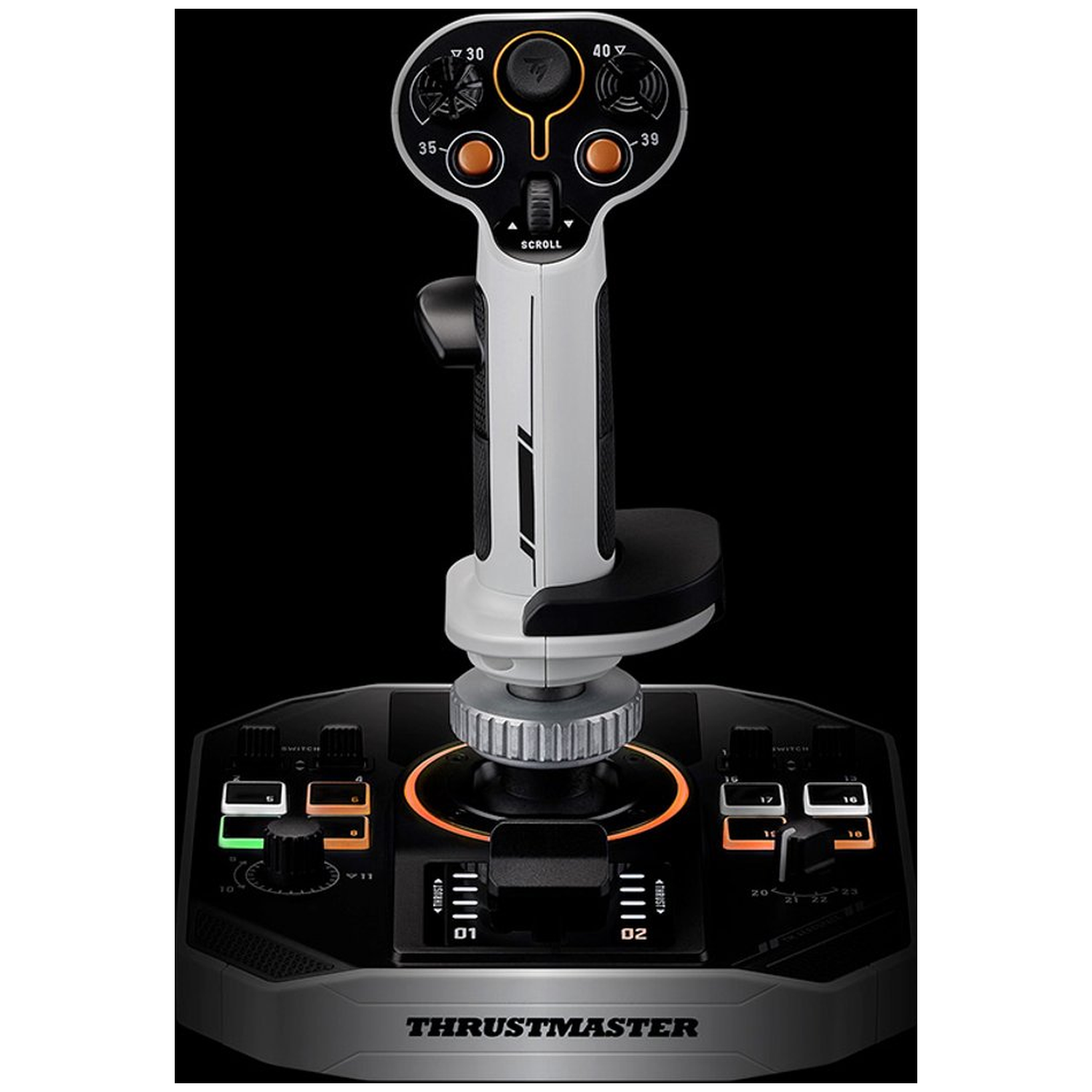 Een close-up van een gaming joystick. Het heeft knoppen en een centrale stick. De basis is grijs met de merknaam THRUSTMASTER.