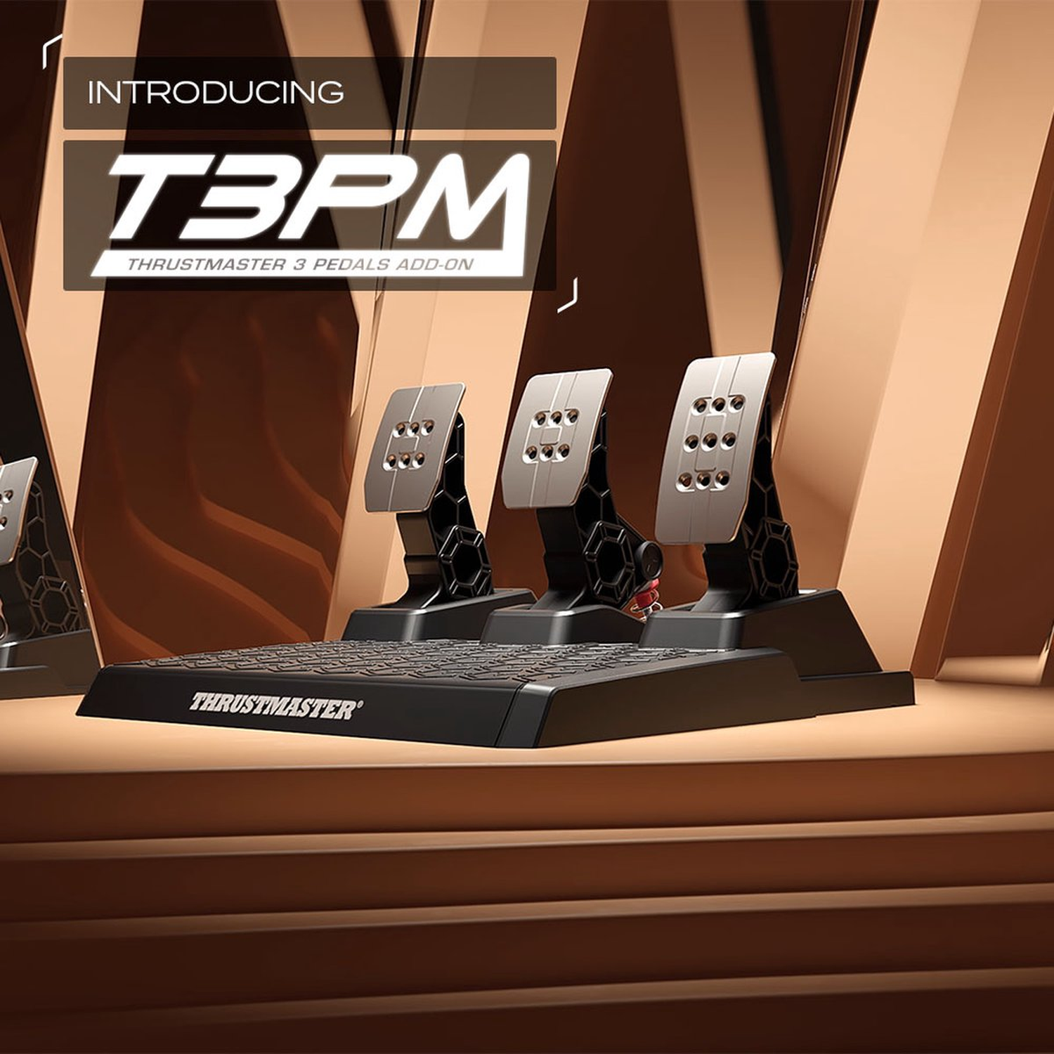 Afbeelding toont een Thrustmaster T3PM pedaalset, met drie pedalen, op een bruine achtergrond. Het logo is zichtbaar.