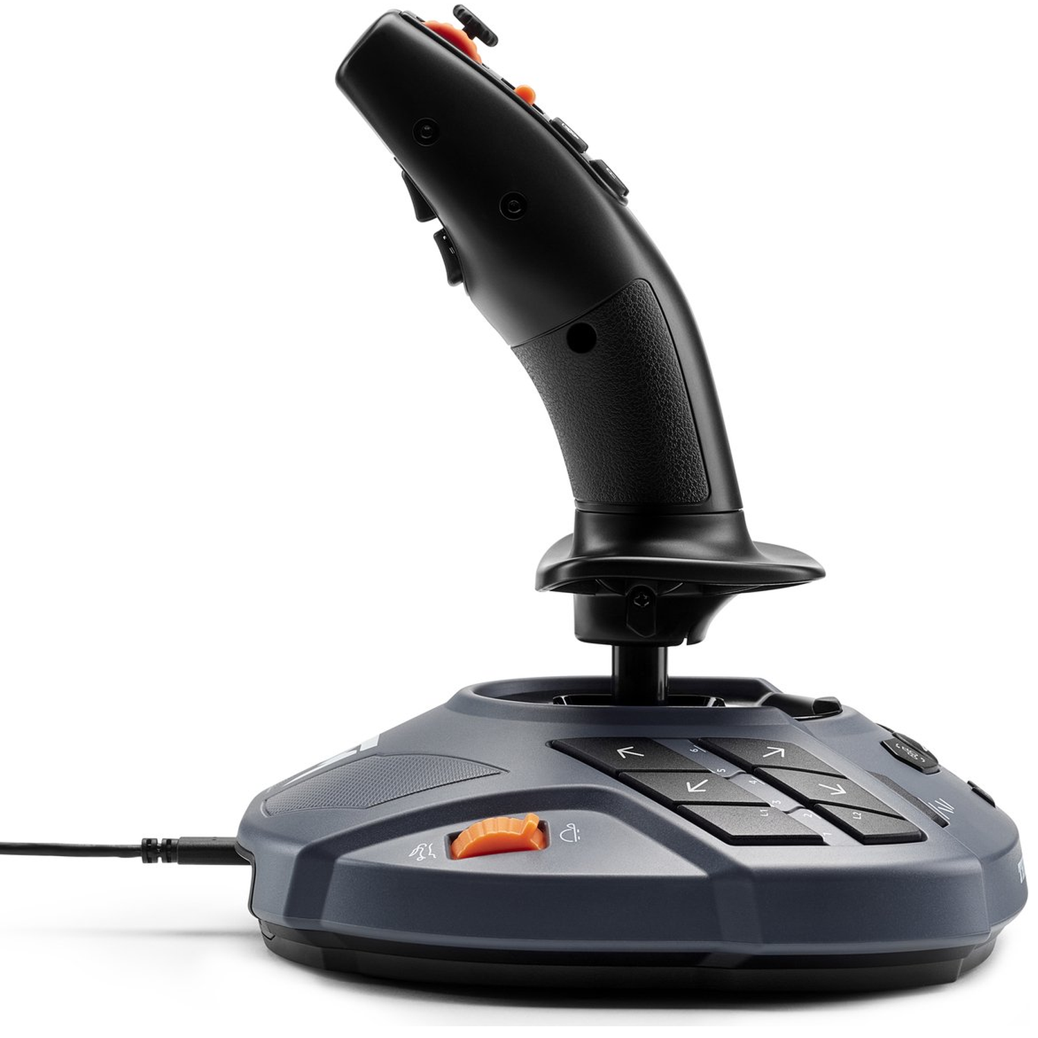 Een zwarte en grijze joystick met oranje accenten. Het heeft knoppen en een centrale stick. De basis is grijs, met een zwarte kabel.