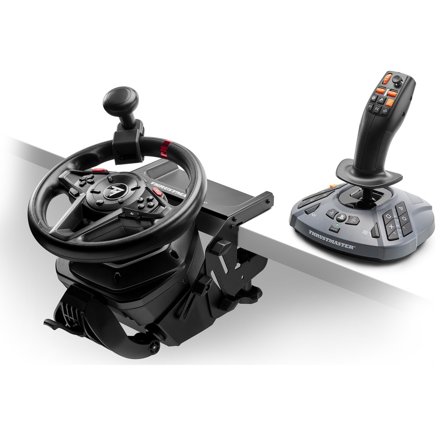 Gaming stuurwiel en joystick op een witte ondergrond. Het stuur is zwart, de joystick grijs en zwart. Beide hebben knoppen.