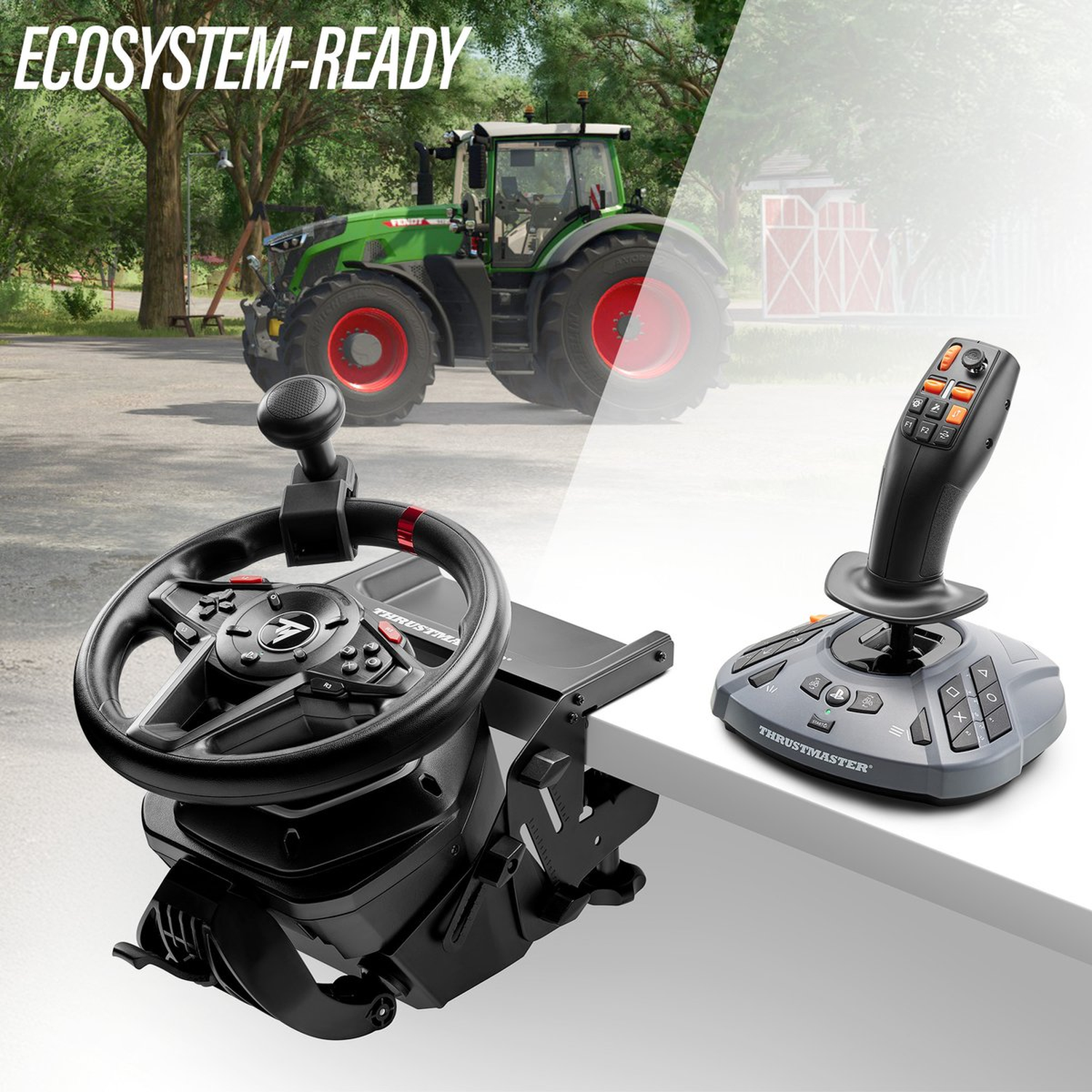 De afbeelding toont een tractor en een gaming setup. Een zwart stuur en joystick op een wit oppervlak. De achtergrond toont een tractor.