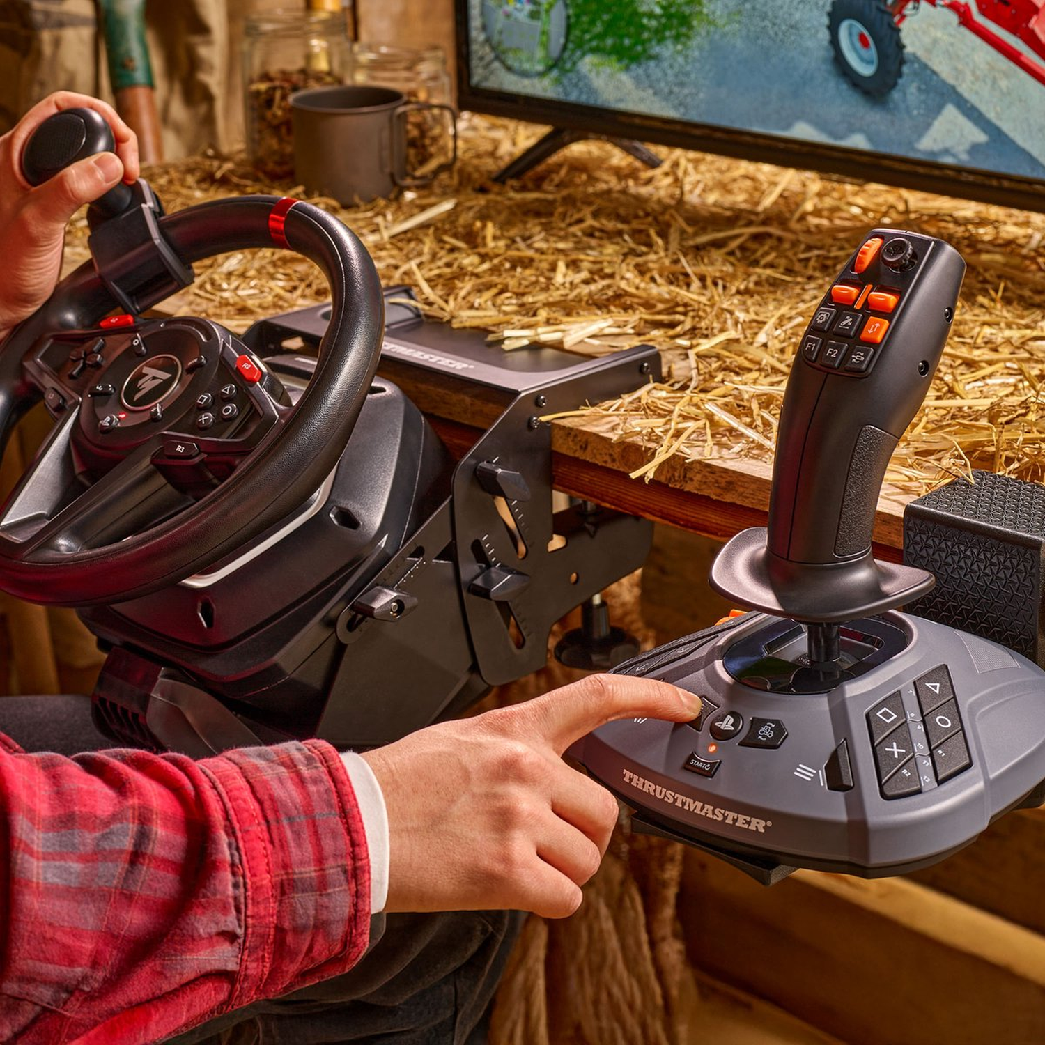 Een persoon gebruikt een Thrustmaster gamecontroller, stuur en joystick op een houten oppervlak, met een tractorspel op tv.