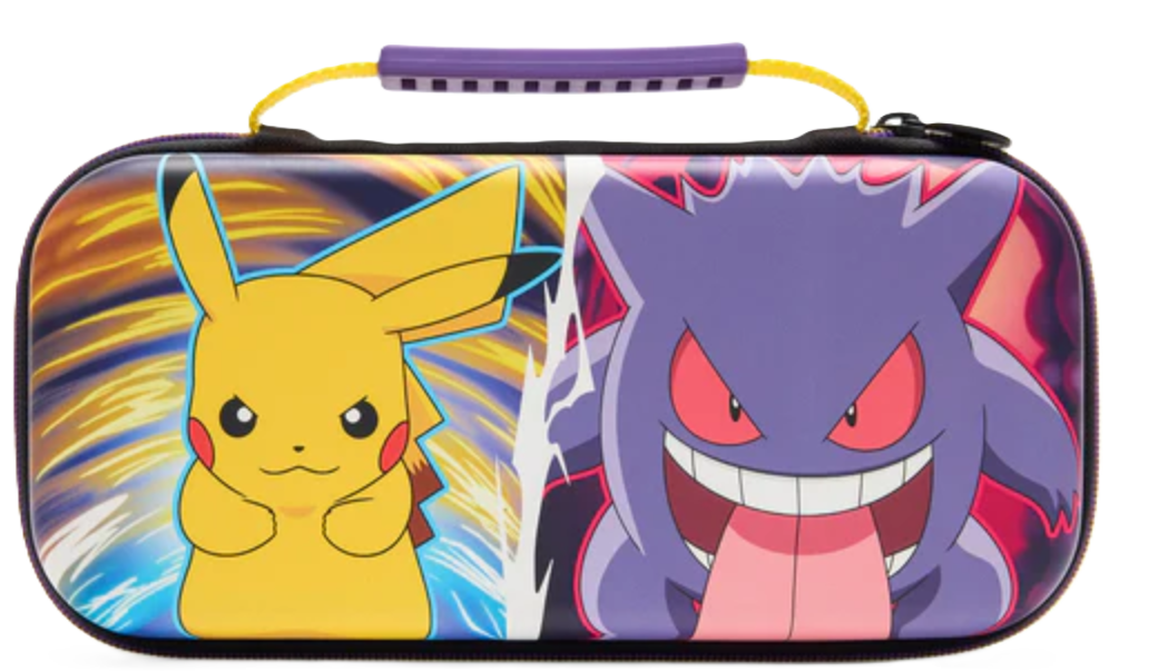 Eine Pokémon-Tragetasche. Pikachu und Gengar sind auf der Vorderseite. Sie hat einen lila Griff und einen schwarzen Reißverschluss.