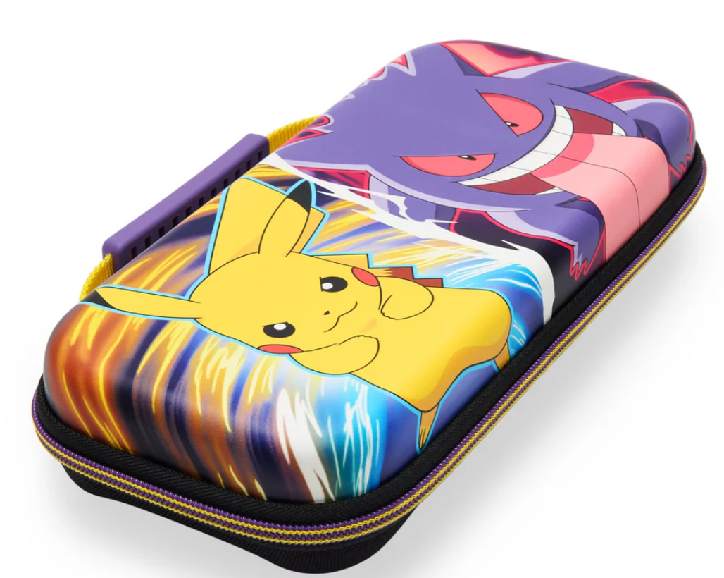 Ein Pokemon Switch-Case mit Pikachu und Gengar. Pikachu ist gelb, Gengar lila. Der Koffer hat einen Reißverschluss und einen Griff.