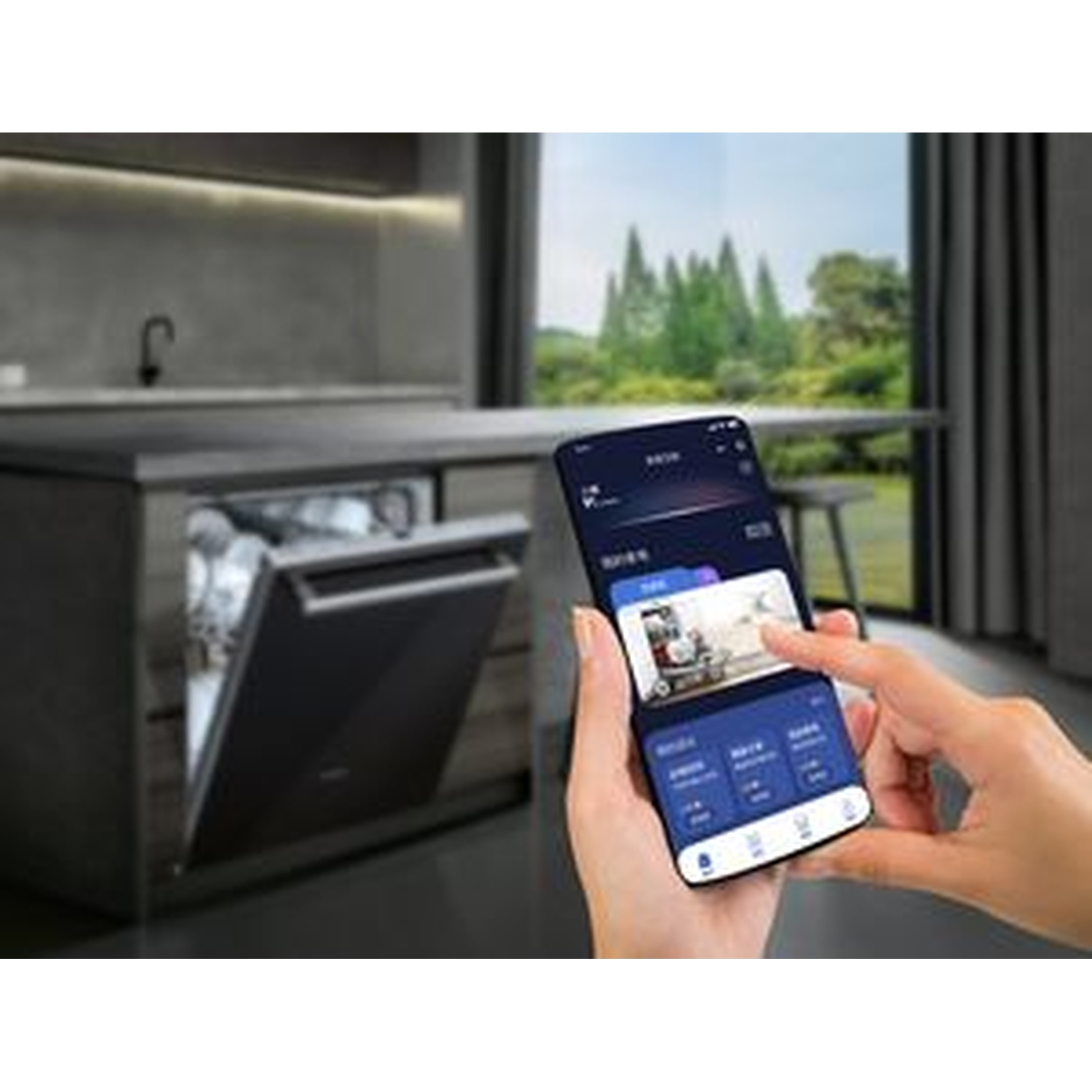 Une personne utilise un smartphone pour contrôler un lave-vaisselle. La porte du lave-vaisselle est ouverte et on aperçoit une cuisine.