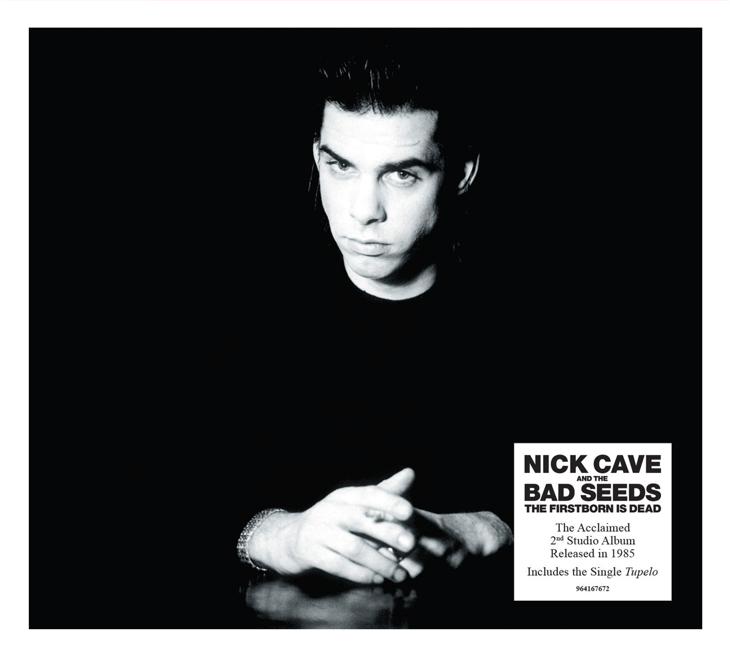 Schwarz-Weiß-Foto von Nick Cave. Er schaut in die Kamera. Albumcover für 'The Firstborn Is Dead' von Nick Cave and the Bad Seeds.