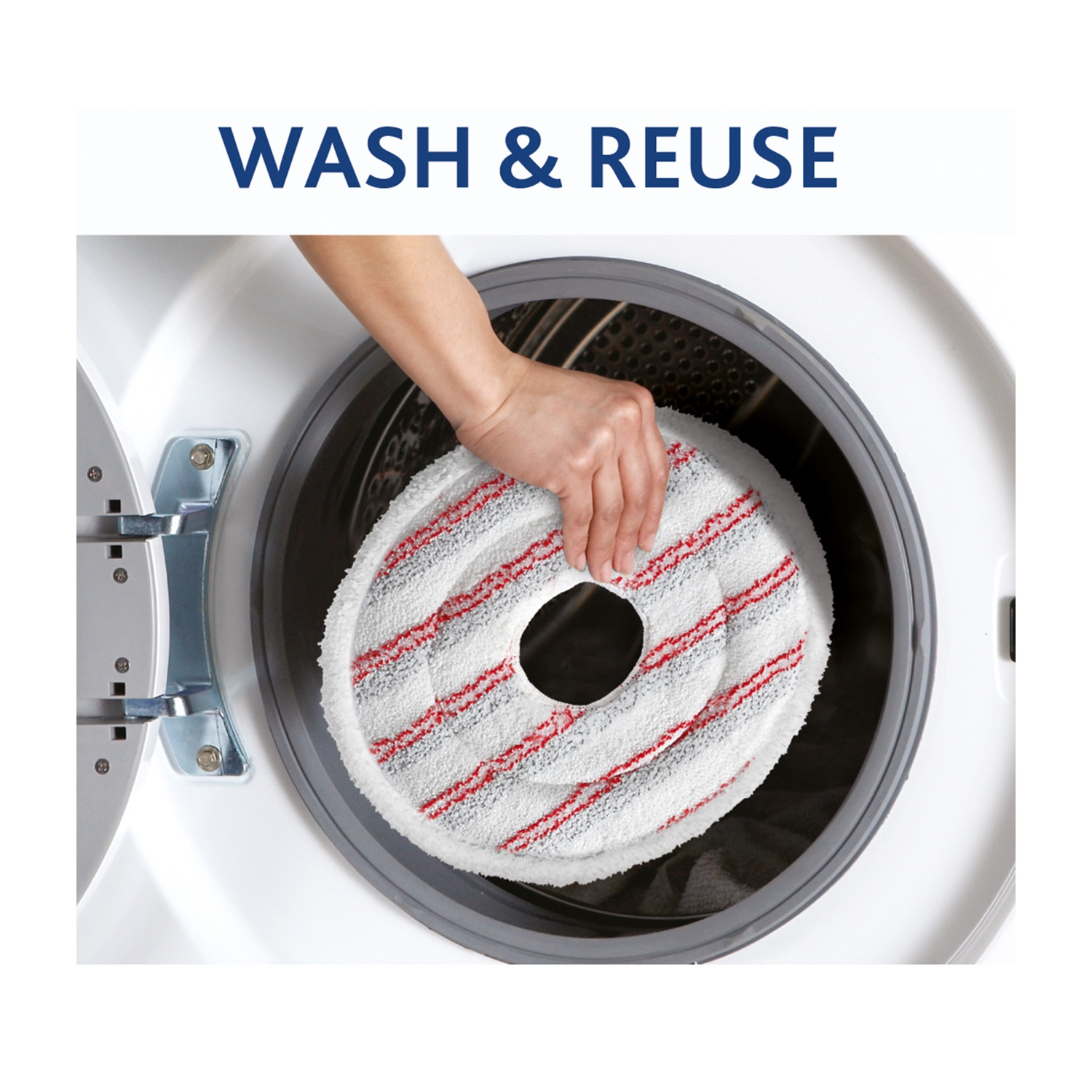 Una mano inserisce una testina rotonda per mocio con strisce rosse in una lavatrice. Le parole 'WASH & REUSE' sono in alto.