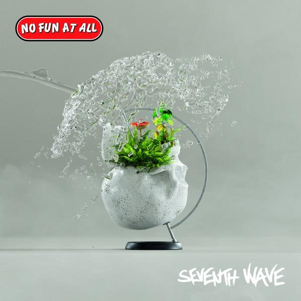 Egy virágcserép virágokkal és vízzel, ami ömlik rá. A 'No Fun At All' és a 'Seventh Wave' szavak láthatók.