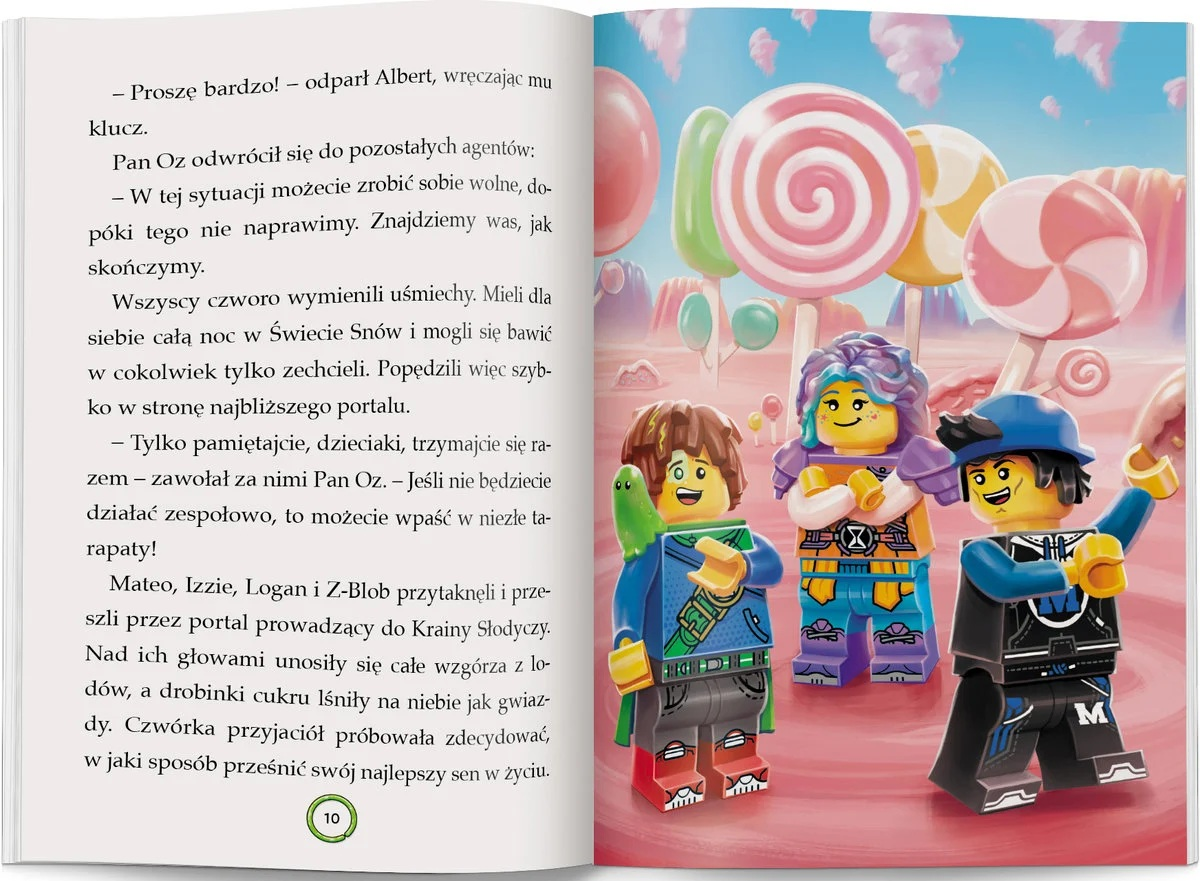 Cztery figurki Lego w krainie słodyczy, lizaki i góry w tle, tekst z książki z boku.