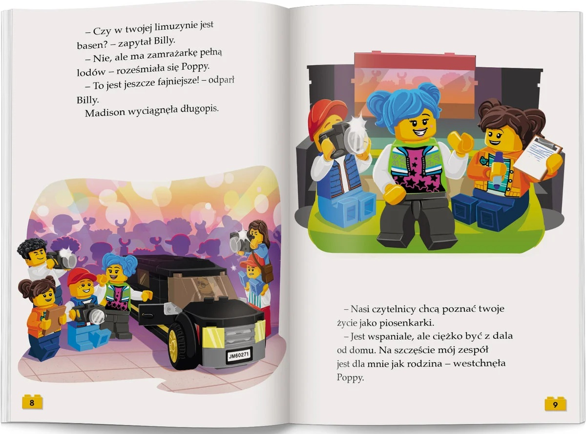 Scena Lego: czarna limuzyna z ludźmi i paparazzi. Trzy figurki Lego na zielonej trawie i tłum w tle.