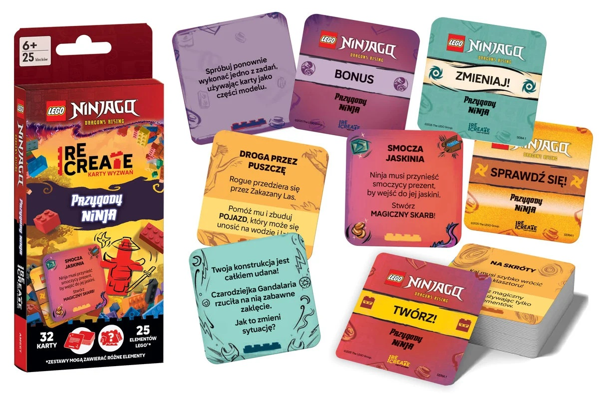Pudełko gry karcianej Lego Ninjago z kartami. Karty mają instrukcje gry i obrazy, widoczne klocki Lego.