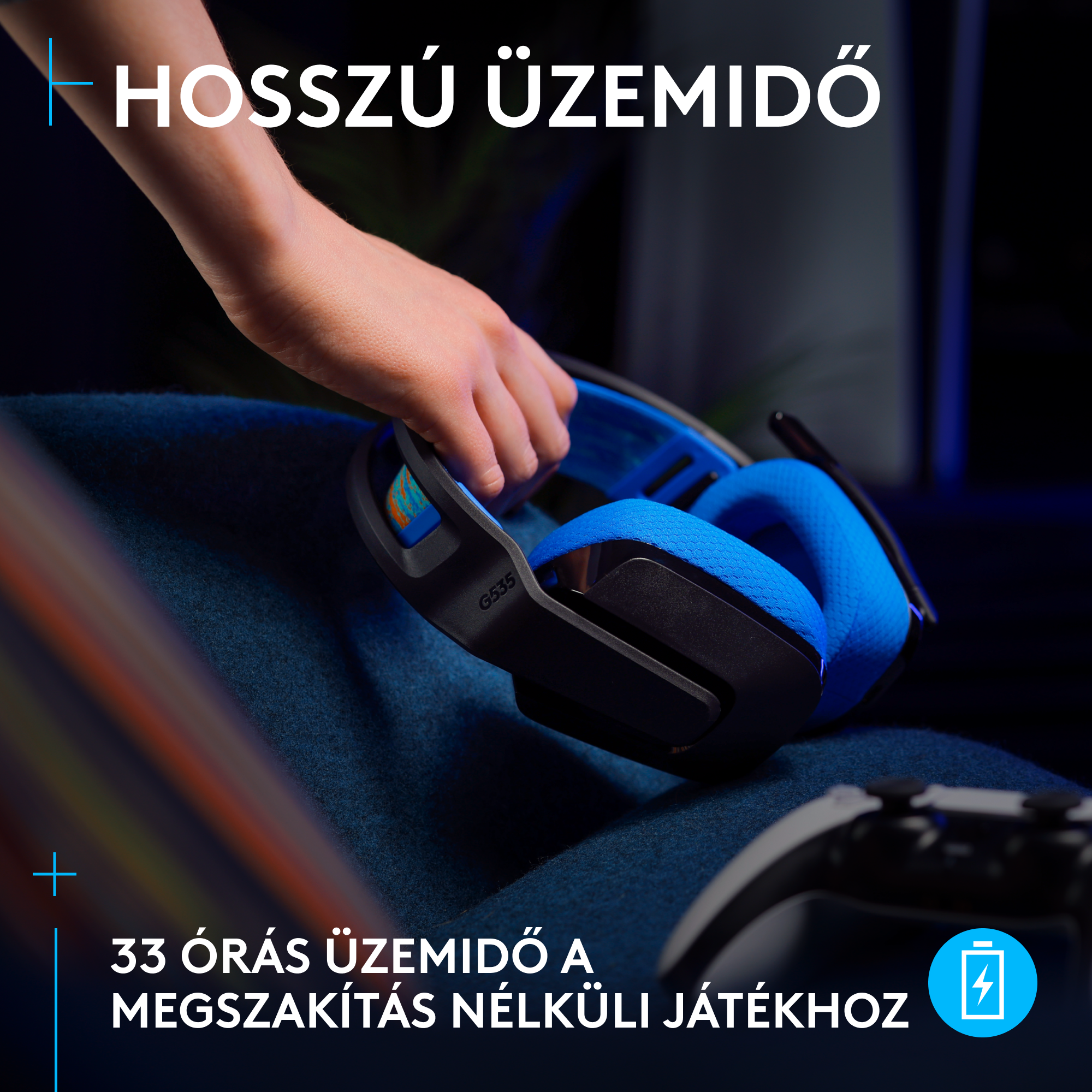 Kézben kék-fekete gamer fejhallgató. Szöveg: hosszú akkumulátor-élettartam, 33 óra megszakítás nélküli játékhoz.