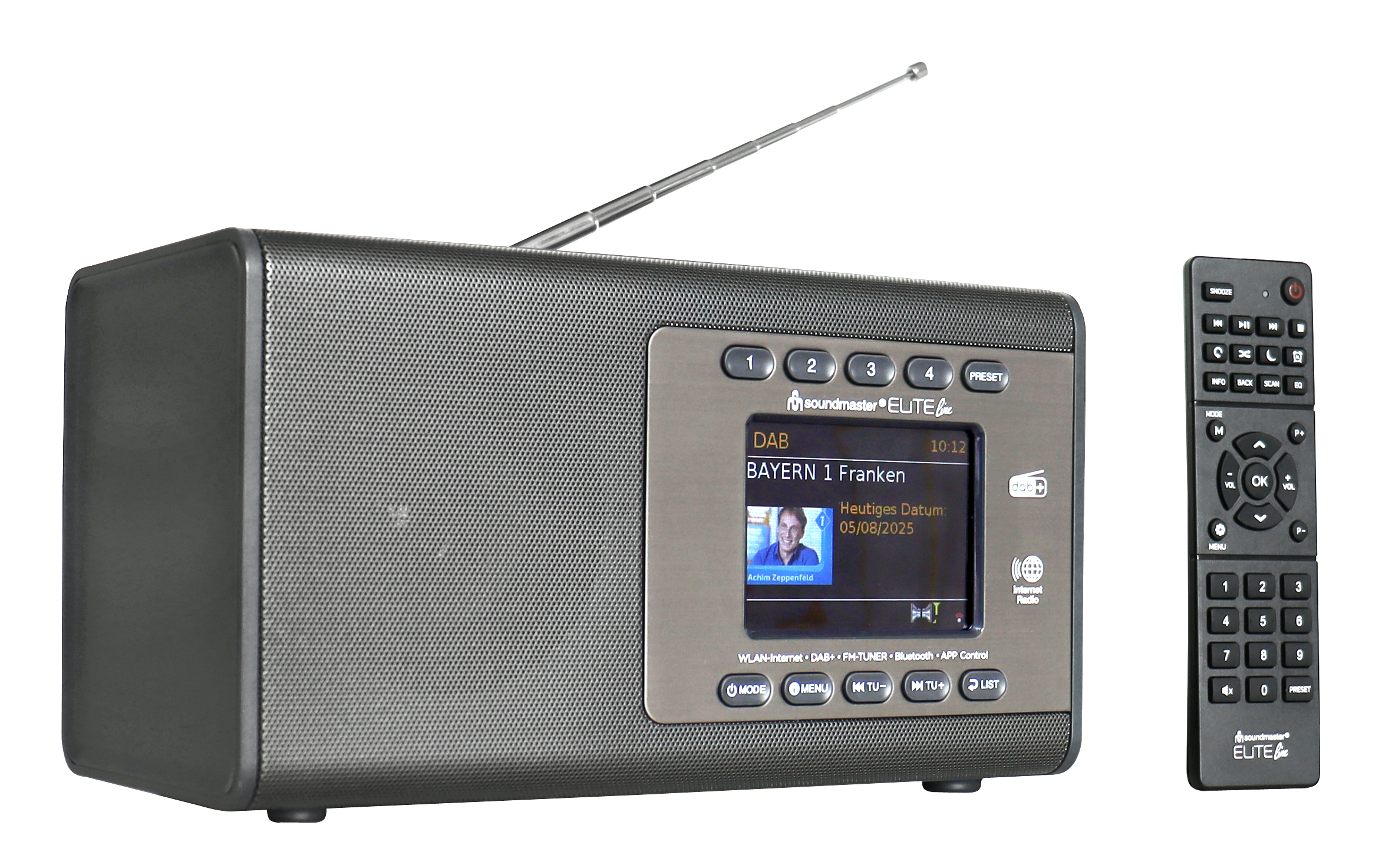 Dunkles Radio mit Bildschirm und Fernbedienung. Es zeigt einen Radiosender und ein Datum an. Die Fernbedienung hat Knöpfe.