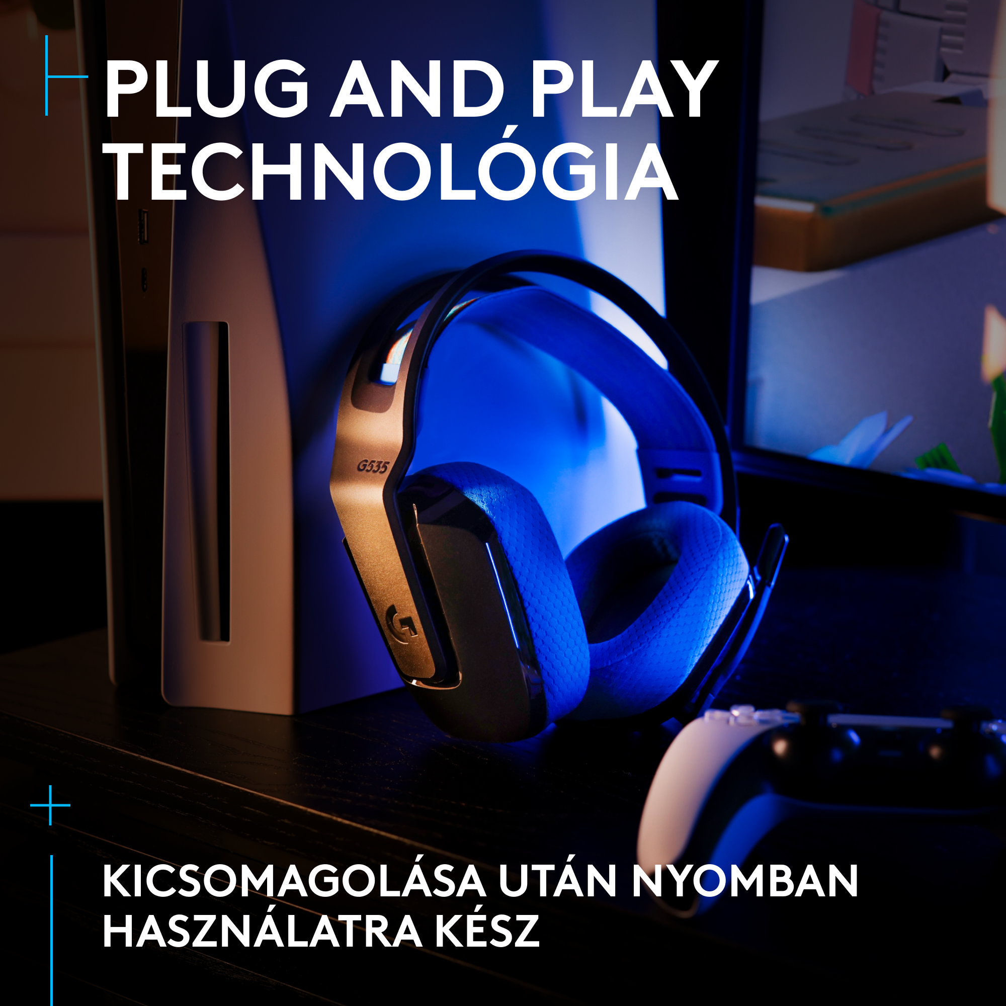 Fejhallgató az asztalon, játékkonzol és kontroller. A szöveg a 'Plug and Play Technology'.