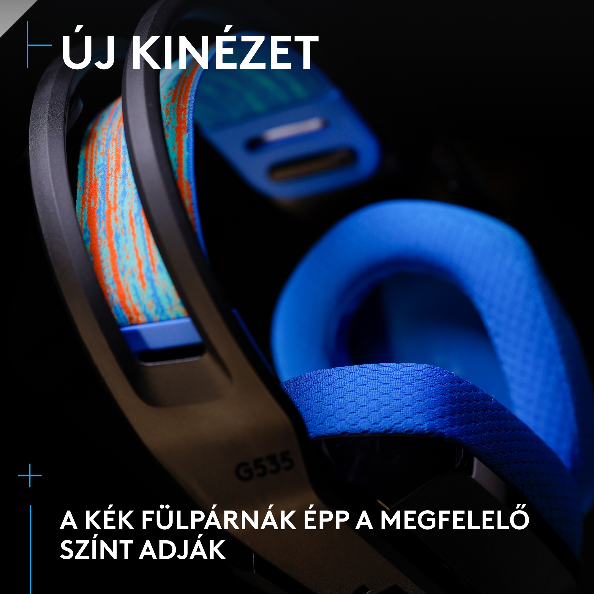 Közeli kép egy kék-fekete gamer headsetről. A fülkagylók kékek, a fejpánt narancssárga és kék csíkos.