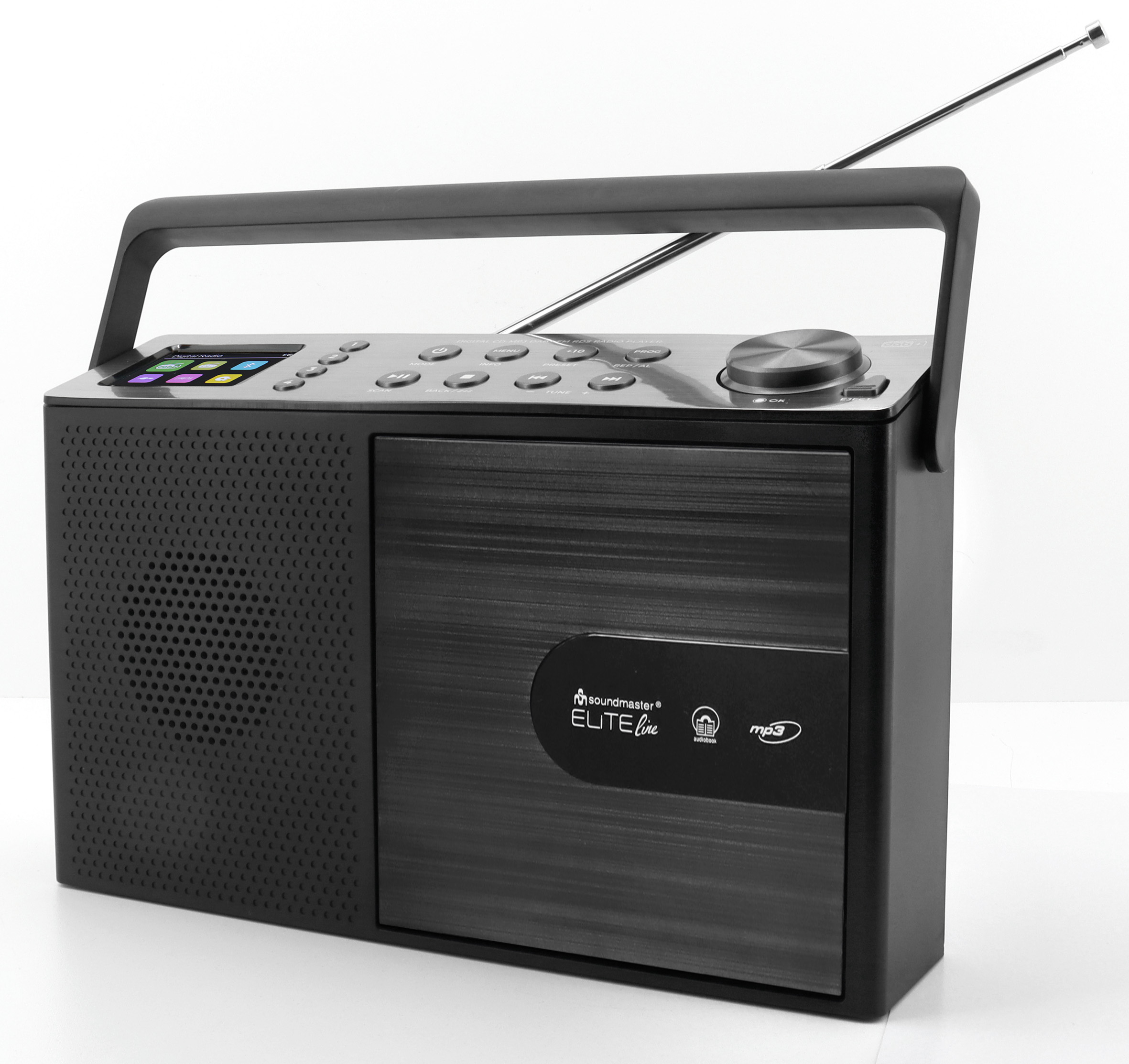 Ein schwarzes Soundmaster-Radio mit Griff und Antenne steht auf weißem Untergrund.