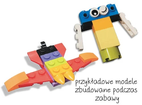 Dwa modele Lego: czerwony i pomarańczowy samolot oraz niebieski, żółty i zielony robot z białymi ramionami. Tekst po polsku.