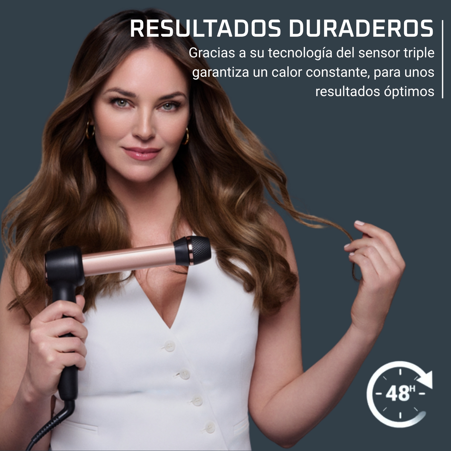 Mujer sosteniendo un rizador. Lleva un top blanco. Texto en español. Un icono de 48h en el fondo.