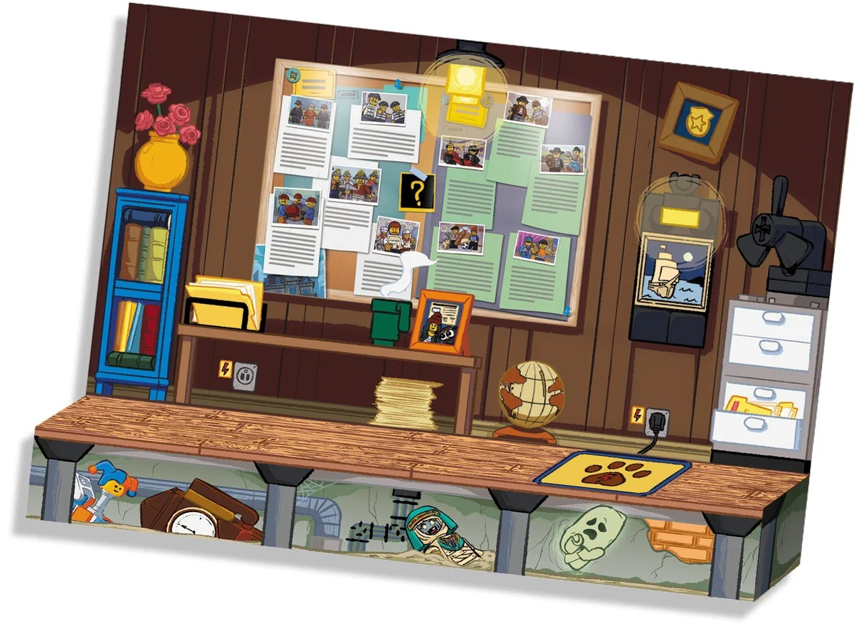 Wnętrze biura z tablicą ogłoszeń, biurkiem i różnymi przedmiotami, w tym globusem, plikami i oprawionym zdjęciem.