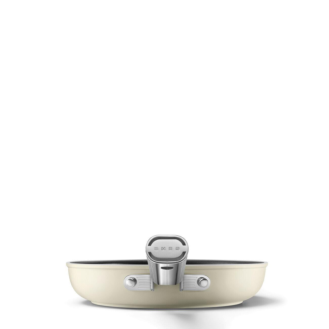 Eine beige SMEG-Bratpfanne mit silbernem Griff vor weißem Hintergrund.