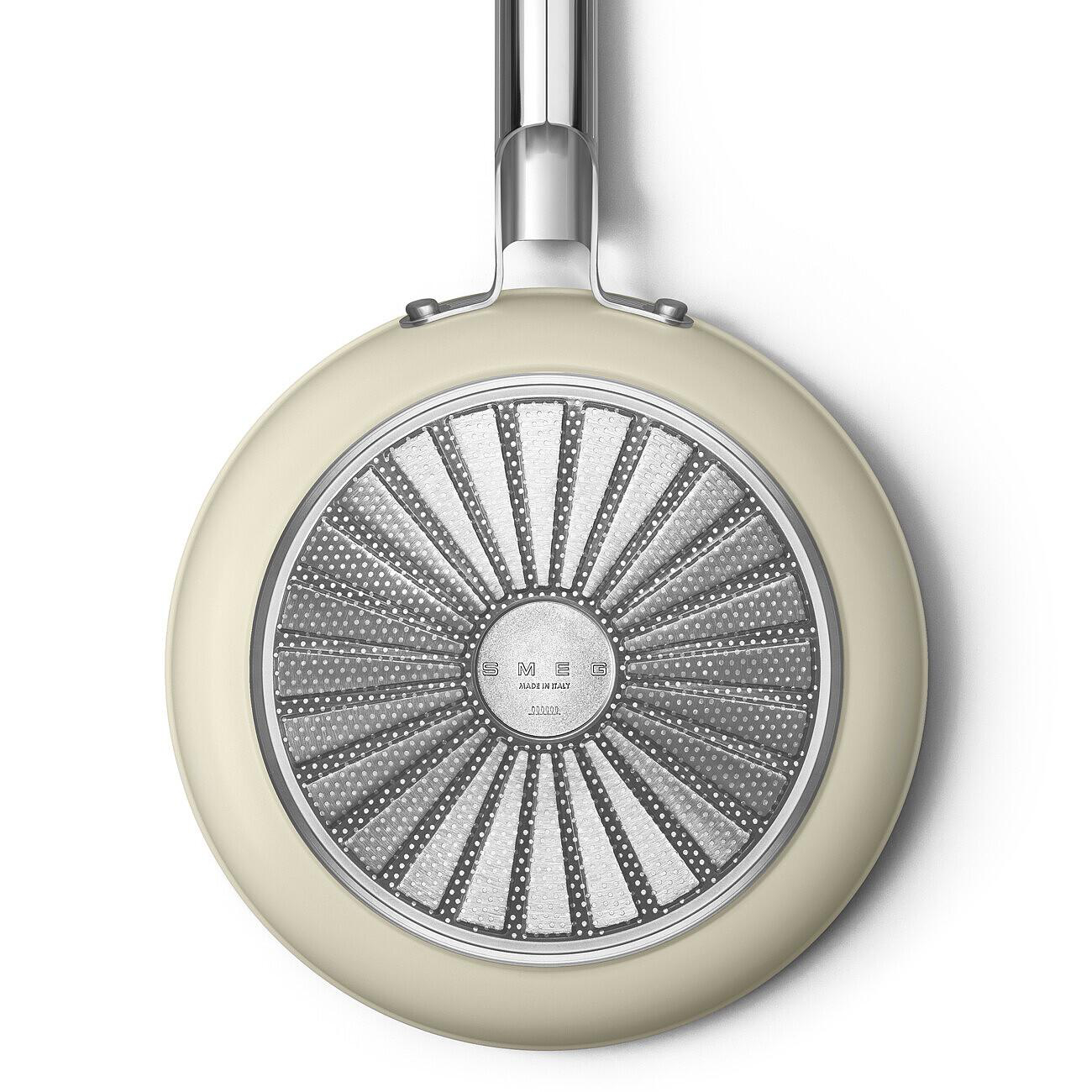 Cremefarbener Bratpfannenboden mit silbernem Griff. Die Mitte hat ein radiales strukturiertes Design mit dem Markennamen SMEG. Made in Italy.