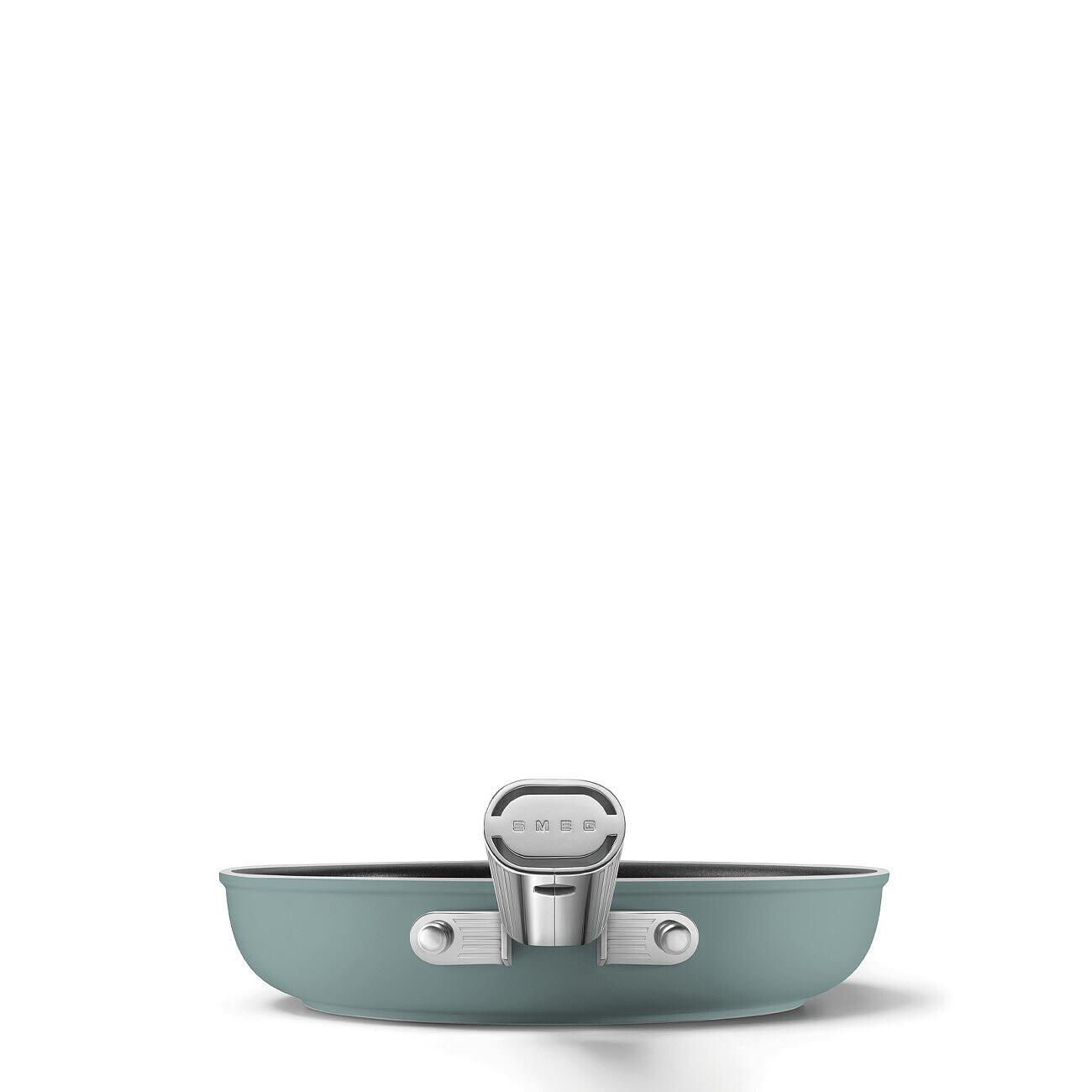 Eine teal-farbene Bratpfanne mit silbernem Griff und Nieten auf weißem Hintergrund, der Markenname SMEG ist auf dem Griff sichtbar.
