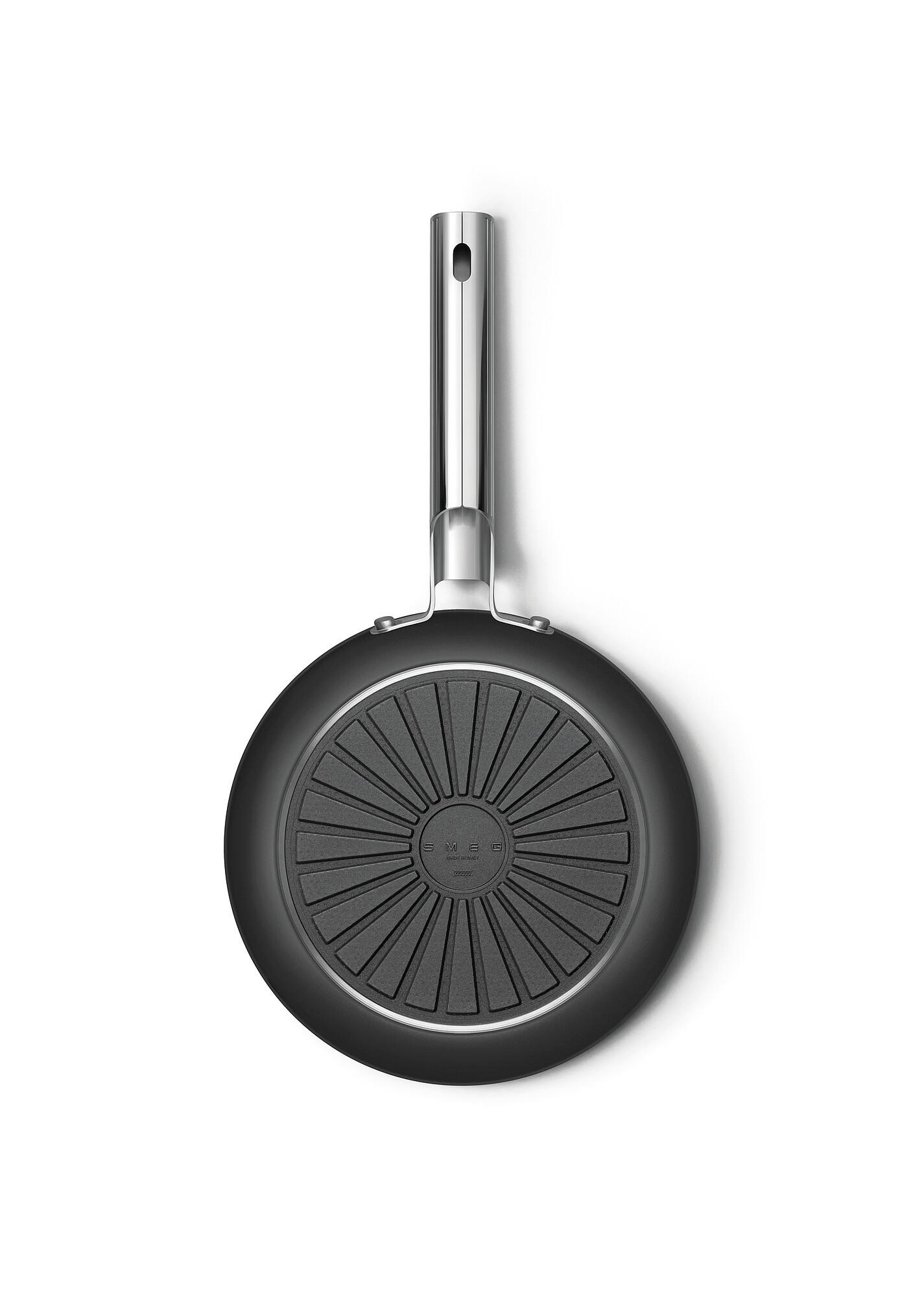 Eine Bratpfanne, schwarz mit silbernem Griff, vor weißem Hintergrund. Der Boden hat ein strukturiertes Design und den Markennamen.