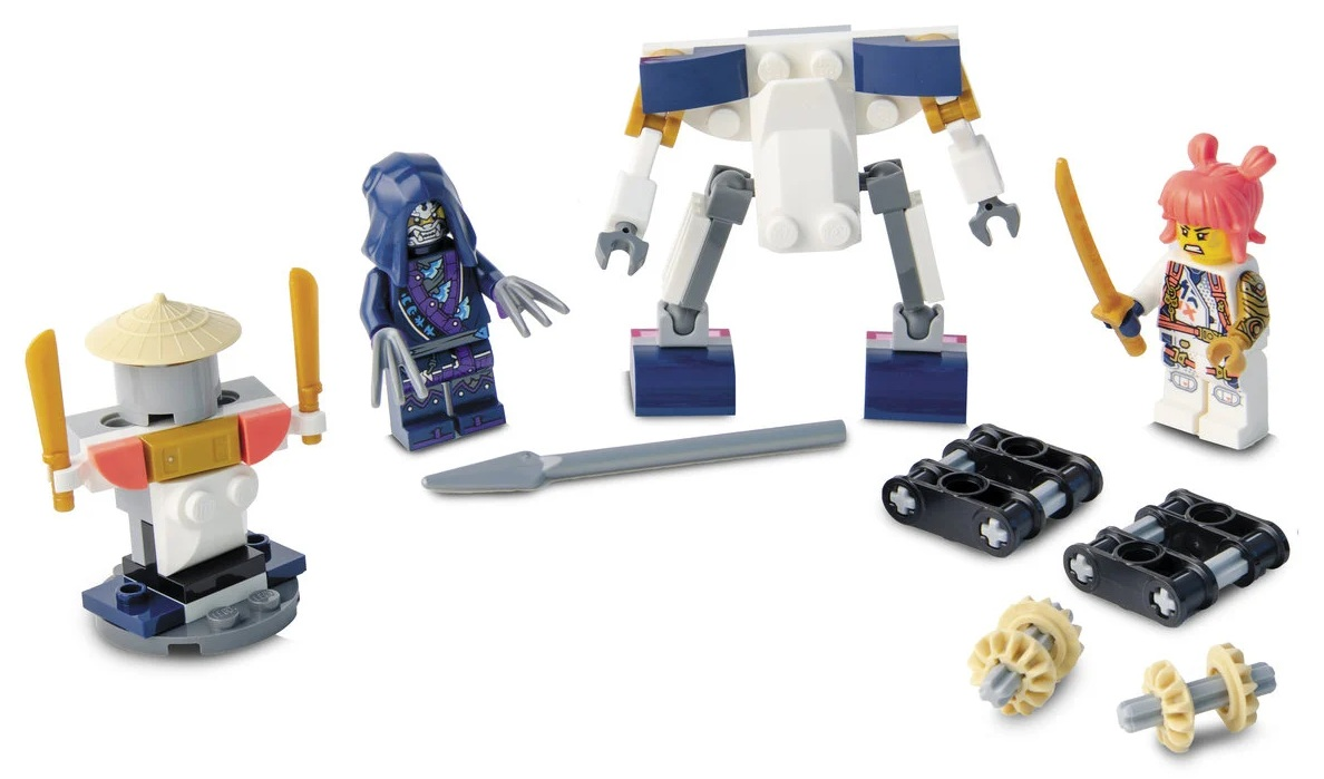 Zestaw Lego z kilkoma figurkami i konstrukcjami. Zawiera figurki ninja, mecha, broń i koła zębate. Białe tło.